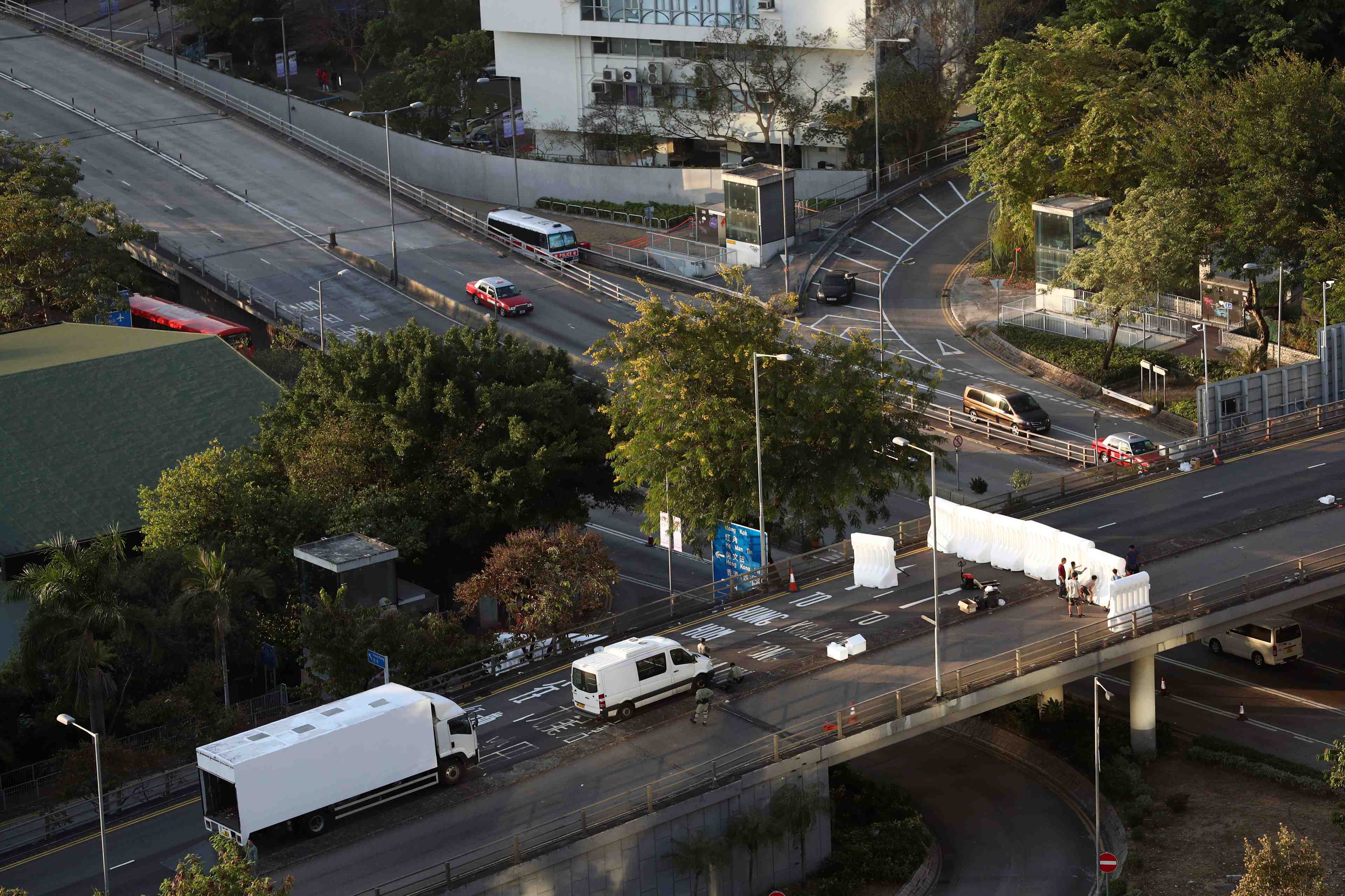 Hong kong: reouverture d'un axe routier majeur, appel au calme des autorites