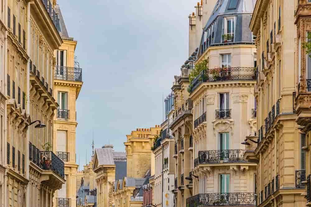 La baisse est plus faible dans les 10 plus grandes villes de province (-2,6% sur un an).