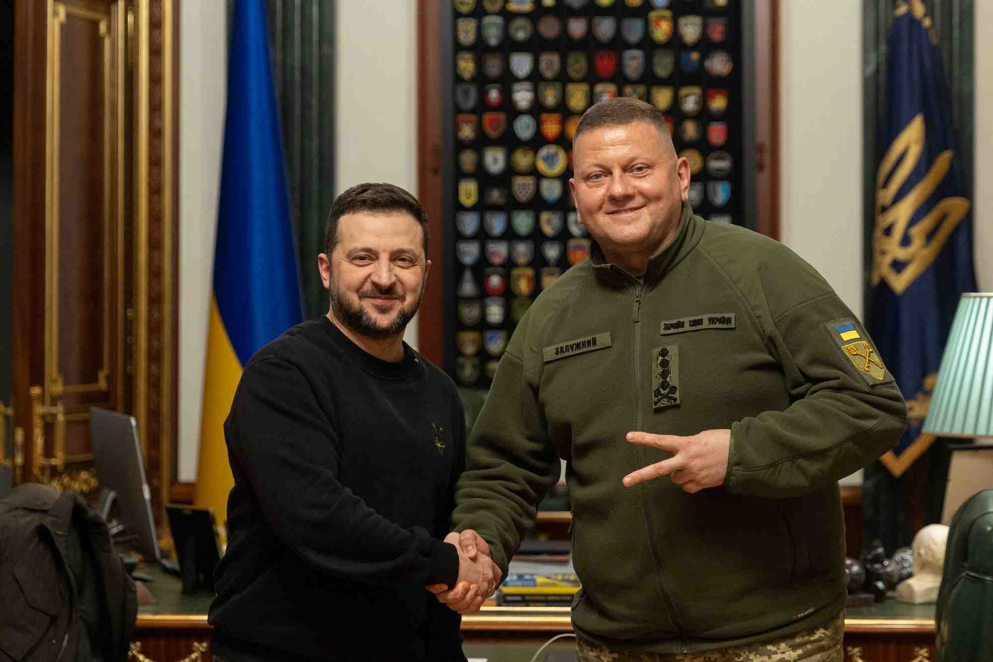 Le president ukrainien volodimir zelensky et l'ancien commandant en chef des forces armees valery zaloujny