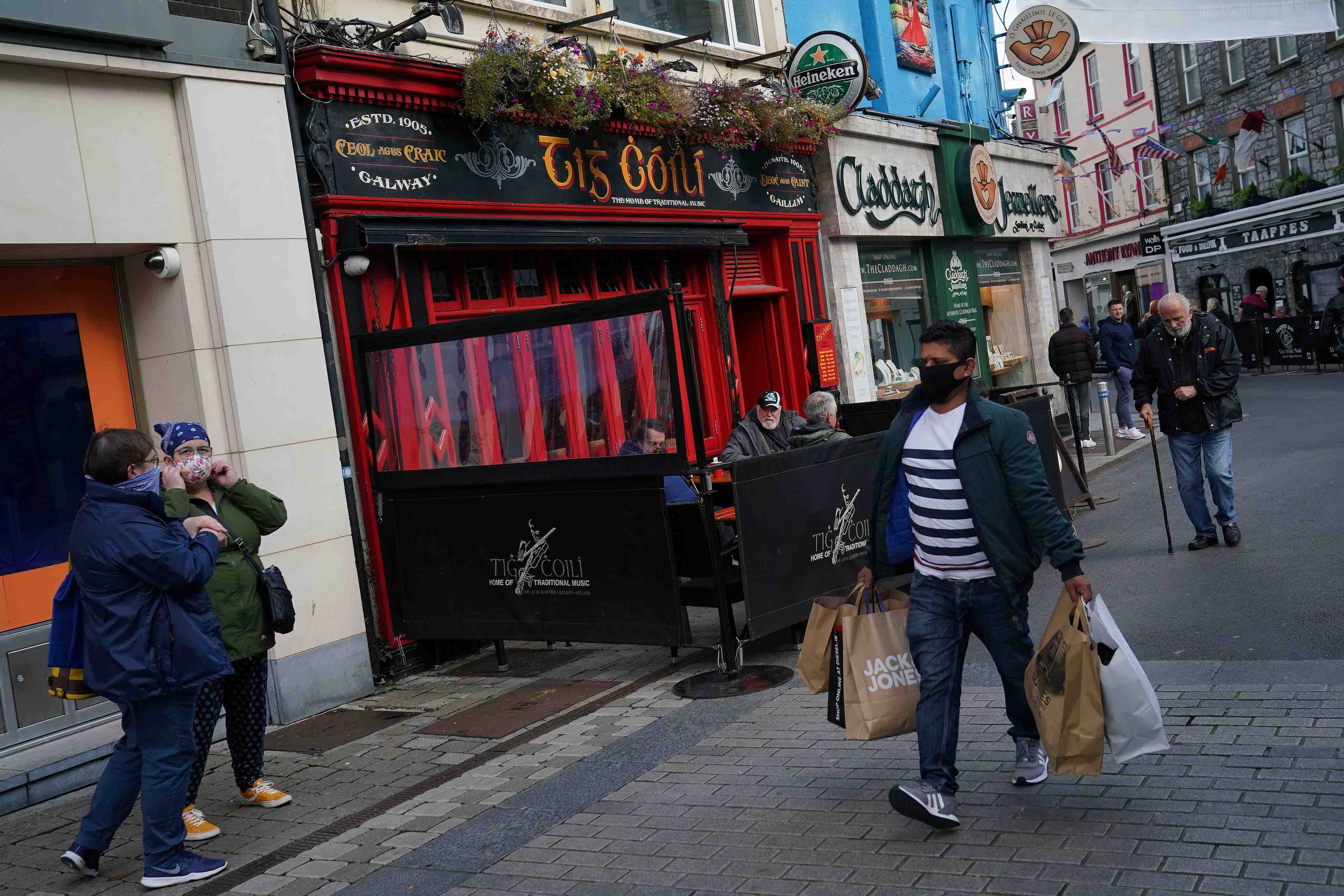 Quasi-reconfinement en irlande pour six semaines, les ecoles restent ouvertes