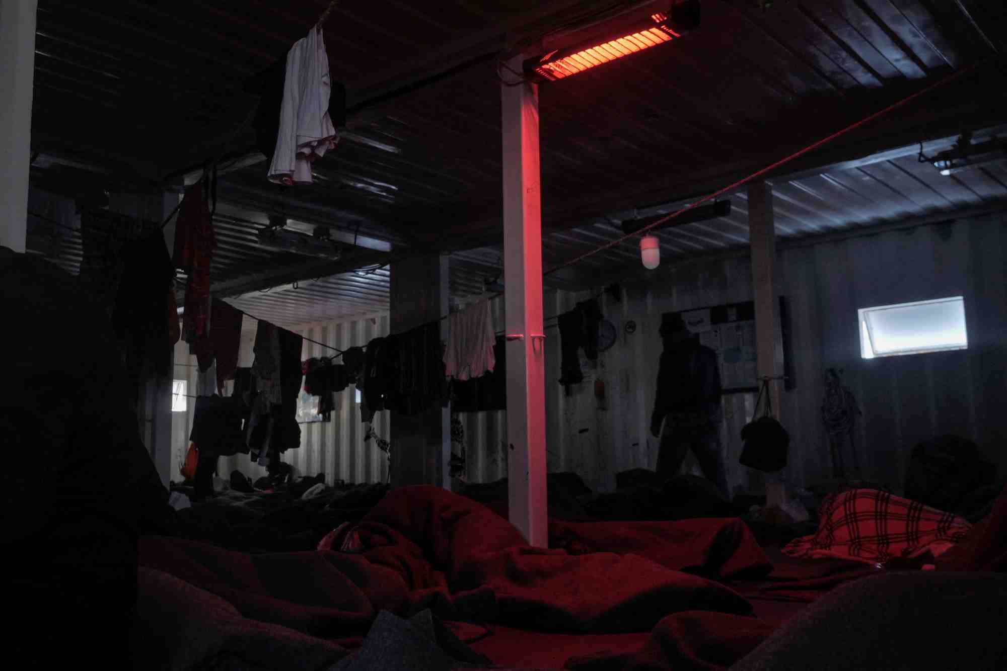 Photo d'archives : des migrants attendent de debarquer, plusieurs semaines apres leur sauvetage, a bord du navire de secours ocean viking, en mer mediterranee