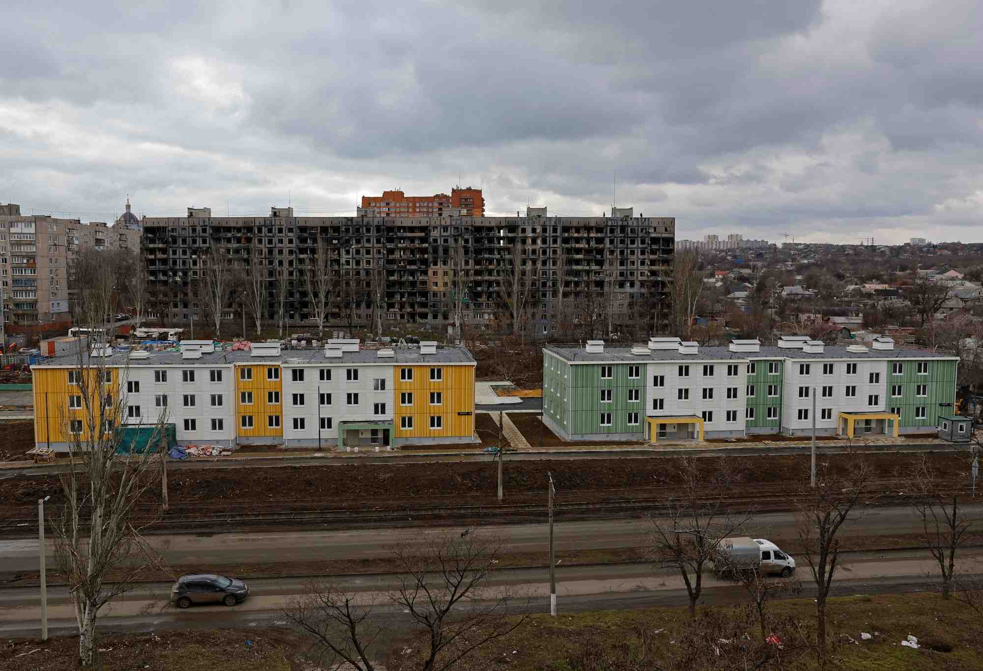 Une vue montre des immeubles d'habitation nouvellement construits a mariupol