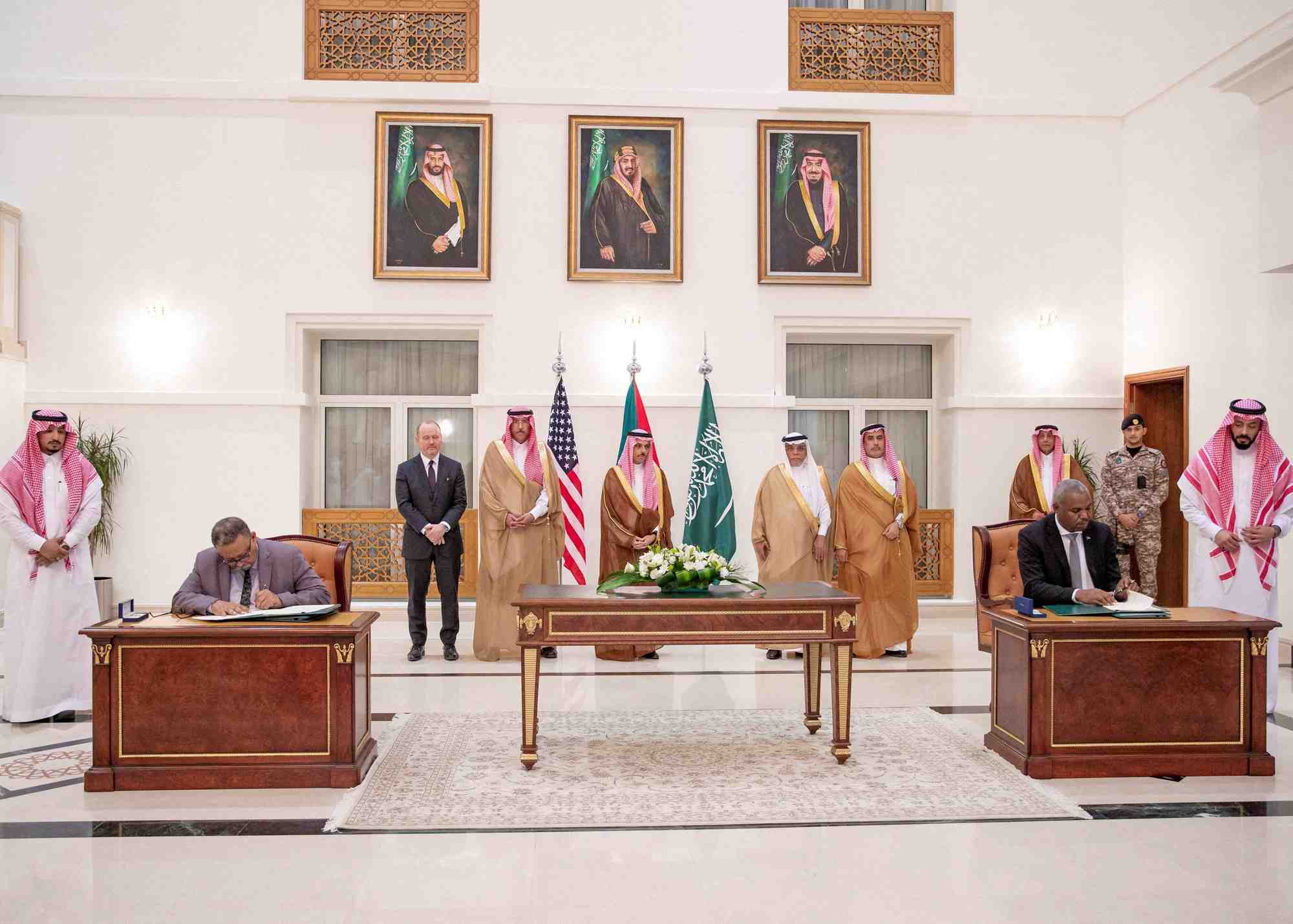 Des representants de l'armee soudanaise et des forces paramilitaires rivales de soutien rapide signent un accord de cessez-le-feu de sept jours a jeddah