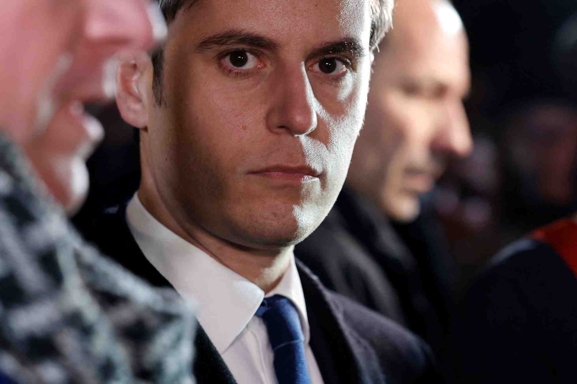 Le nouveau premier ministre francais, gabriel attal, rend visite aux habitants touches par les inondations, a clairmarais