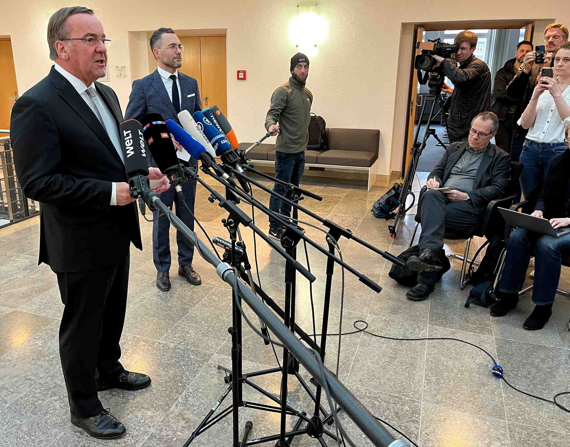 Le ministre allemand de la defense, boris pistorius, s'exprime a berlin