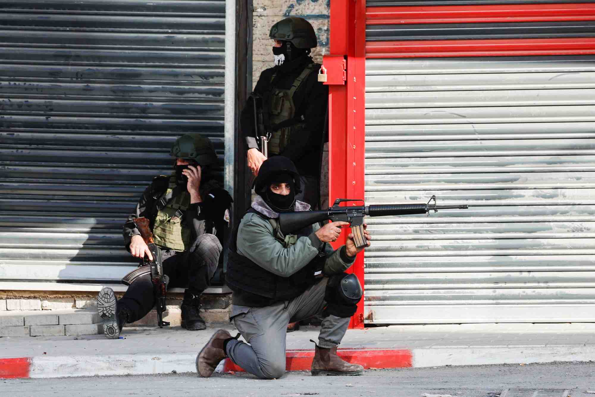 Les forces de securite palestiniennes affrontent des militants dans le camp, a jenine