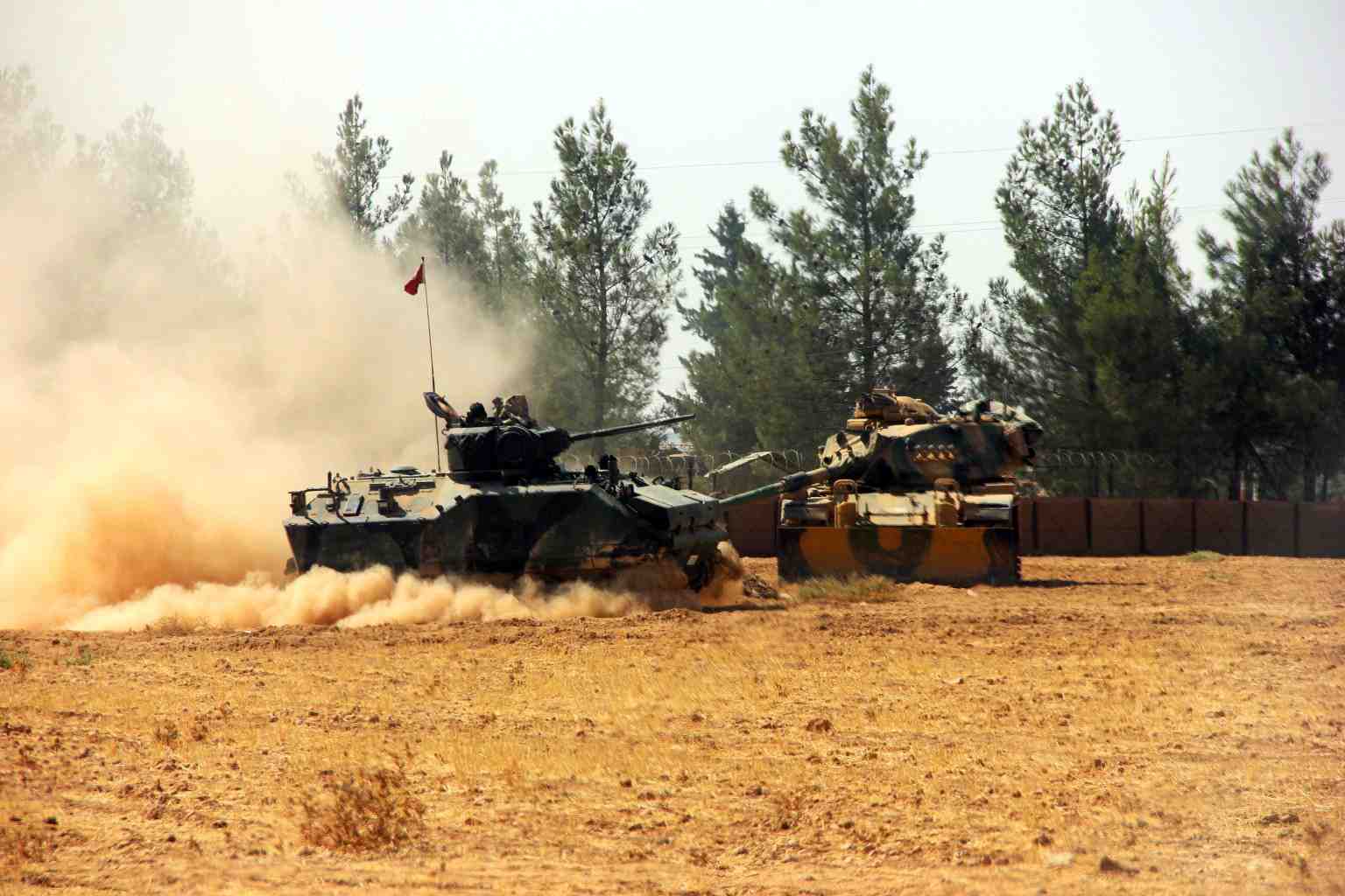Des chars de l'armée turque stationnés près de la frontière entre la Turquie et la Syrie le 24 août 2016