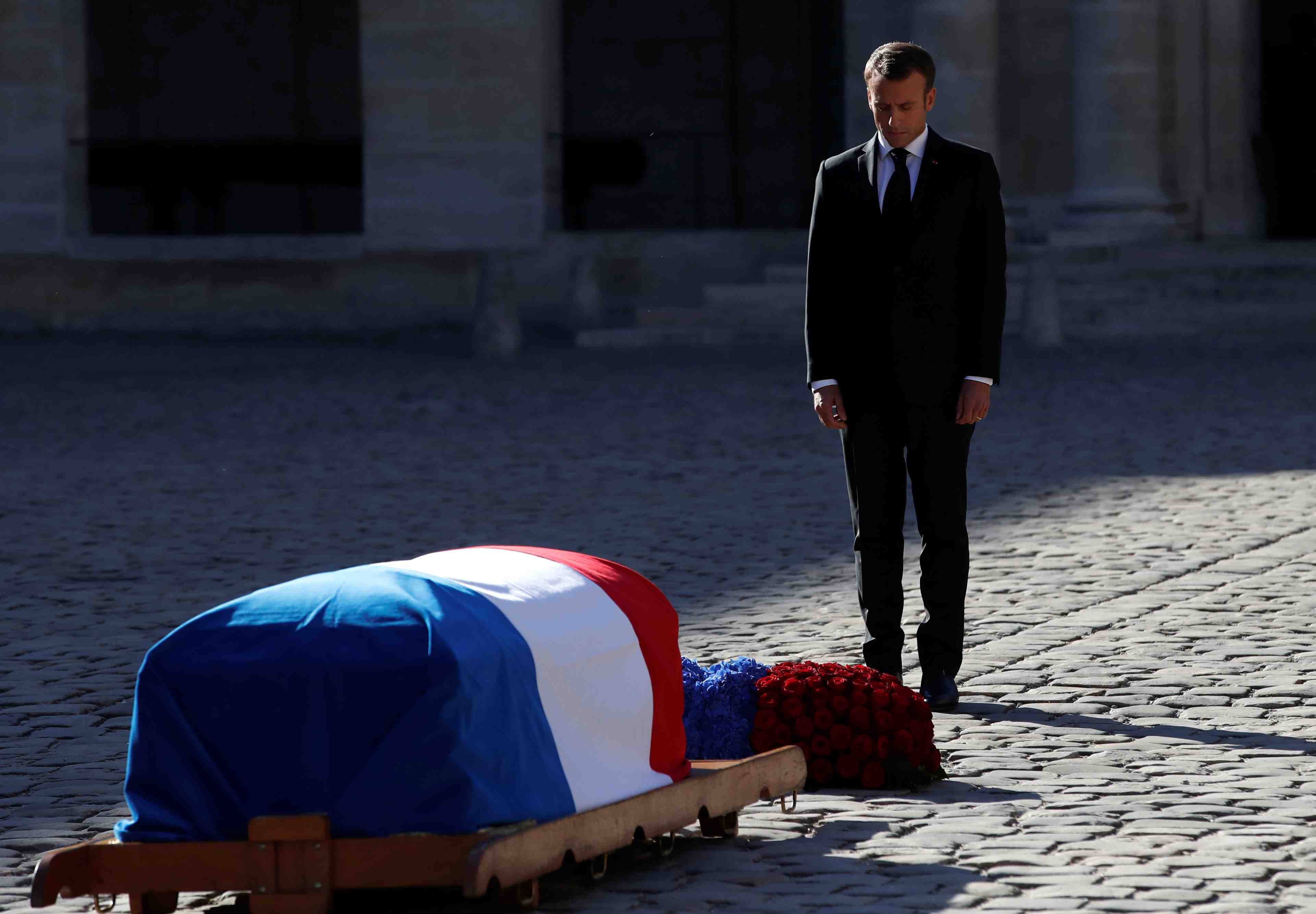 Macron rend hommage a charles aznavour, "conteur fraternel"
