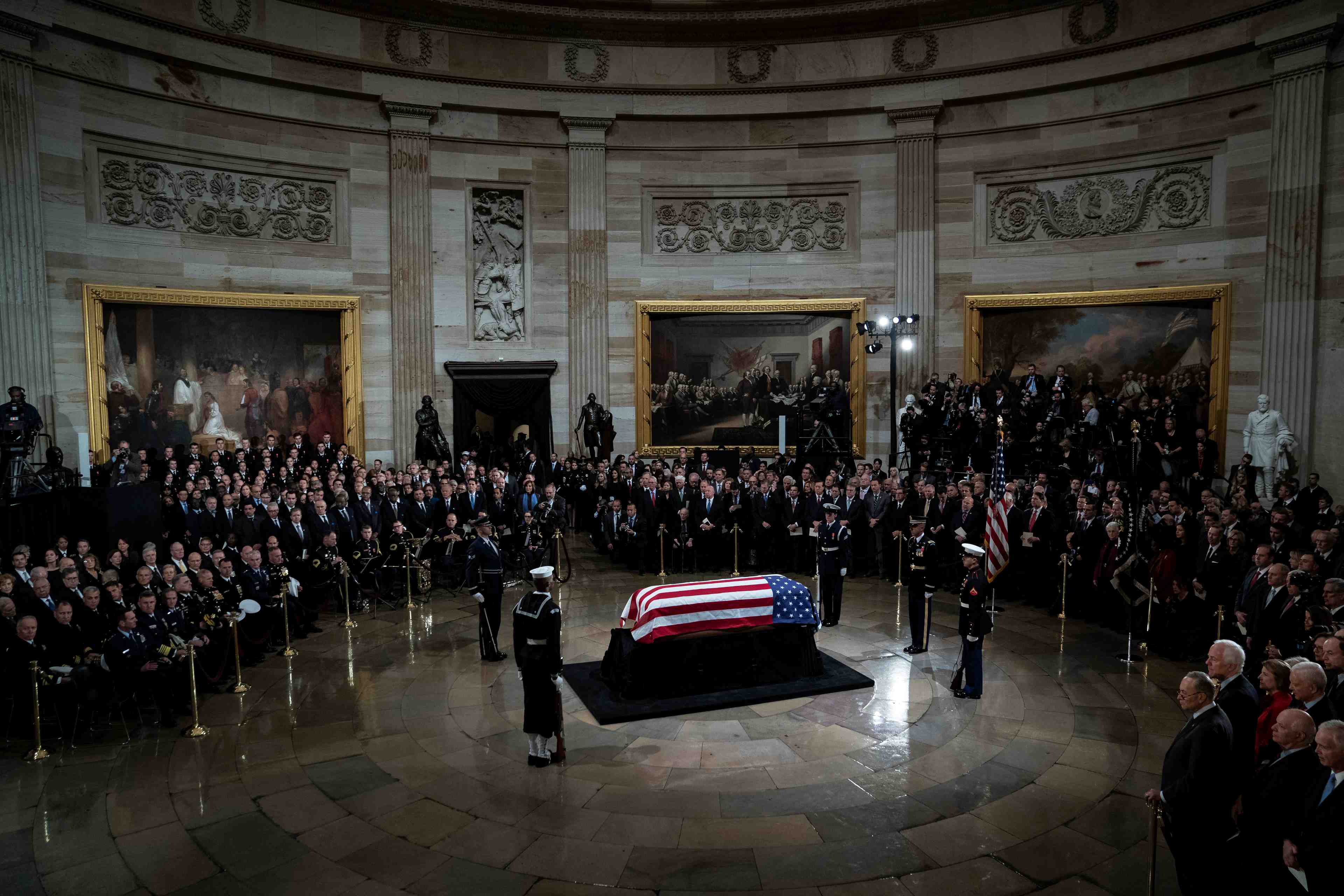 Trump et les responsables politiques rendent hommage a bush