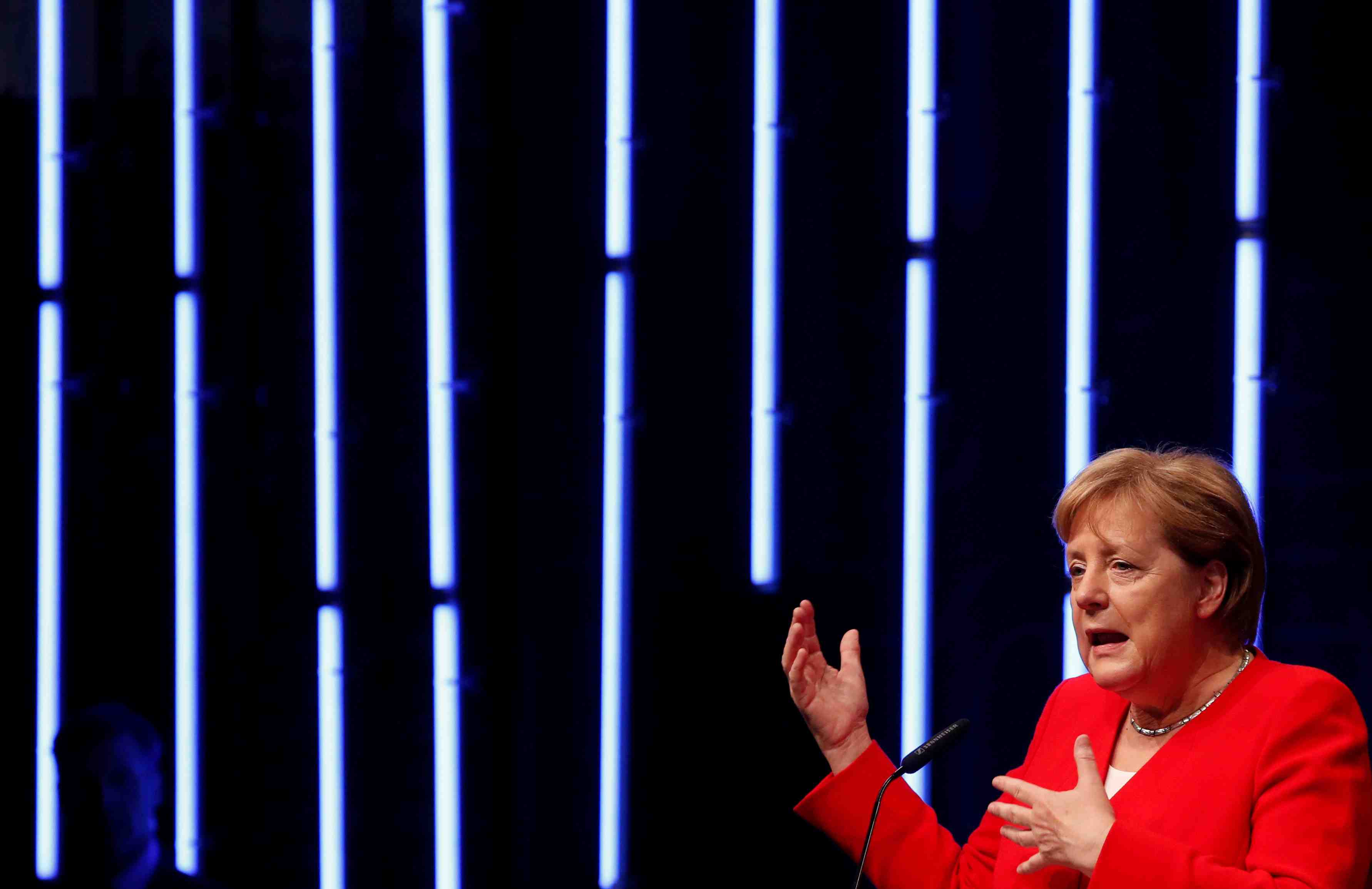 Merkel regrette l'opposition de paris aux discussions commerciales avec les usa