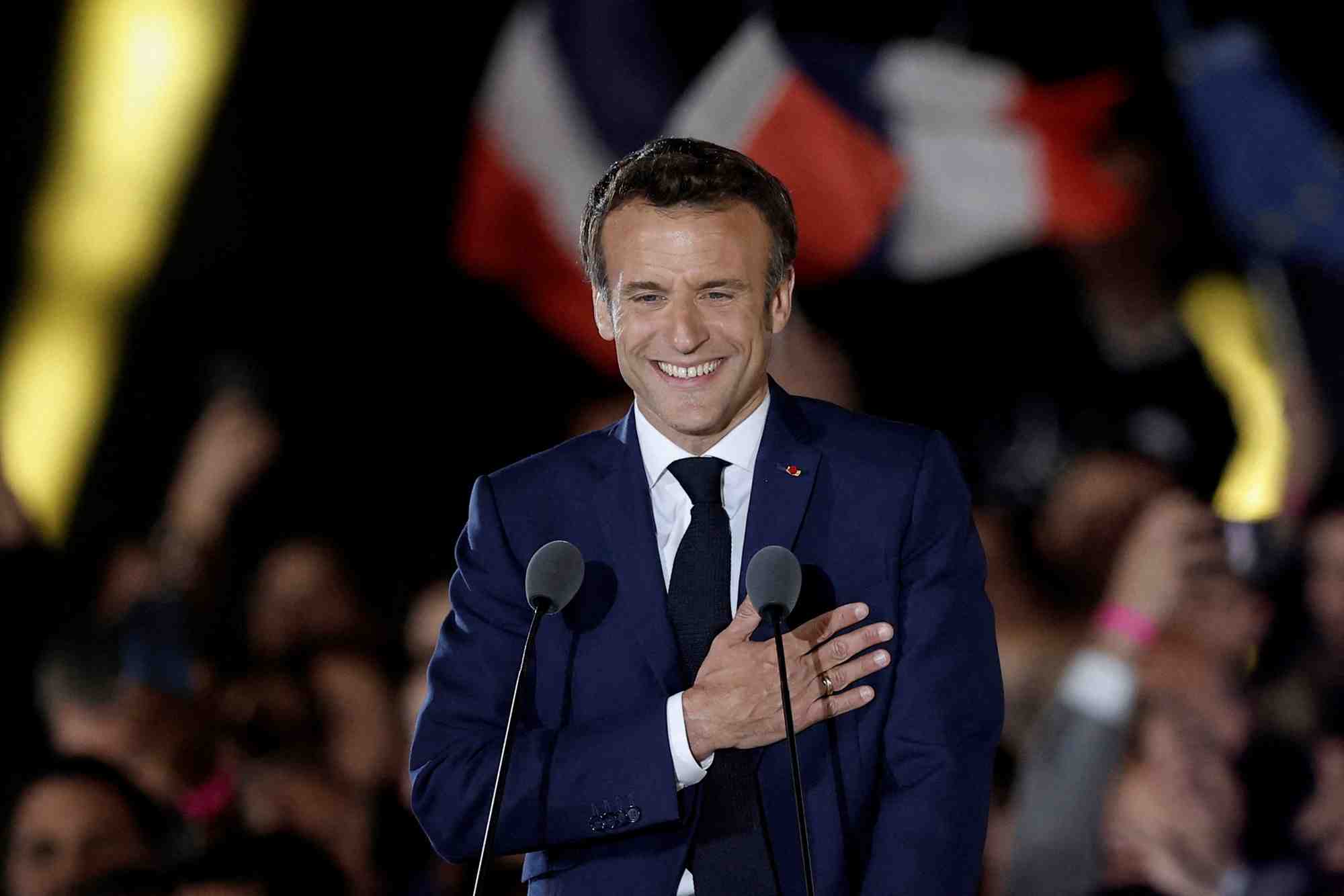 Dans l'ombre de macron, tractations tous azimuts en vue des legislatives