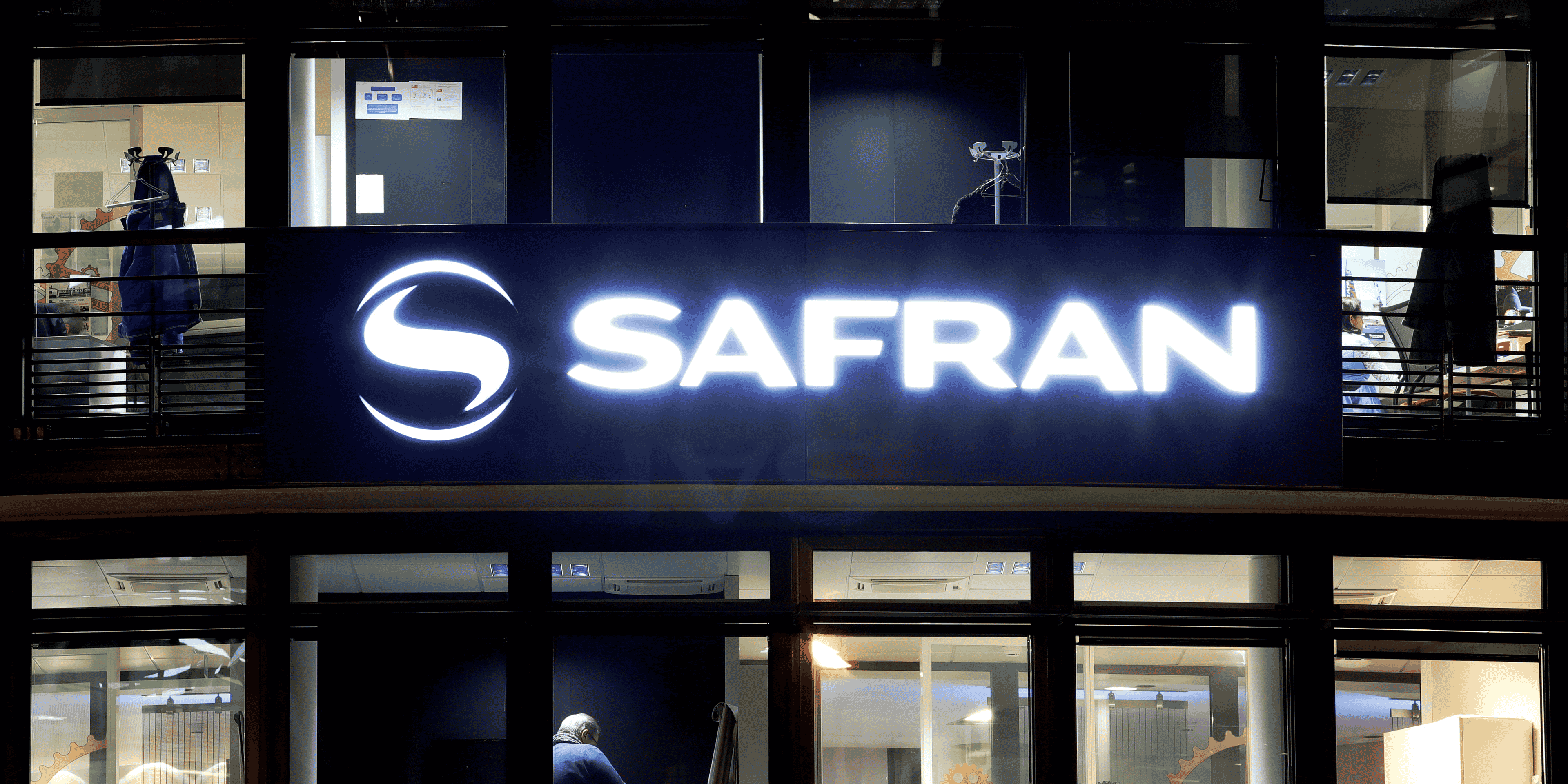 Photo d'archives du logo de safran visible devant le siege social de la societe a issy-les-moulineaux