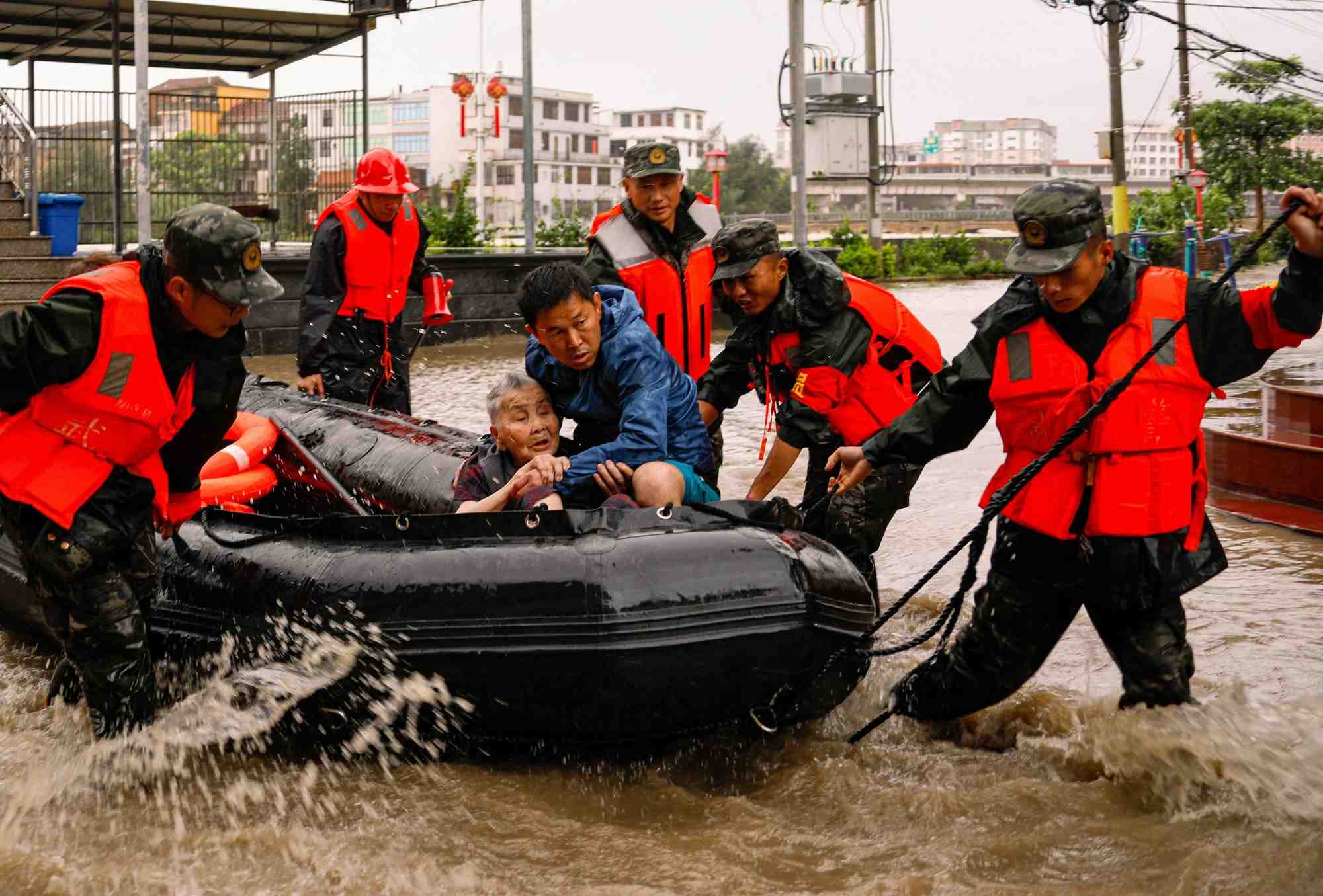 Des policiers evacuent les habitants de fuqing apres le passage du typhon doksuri