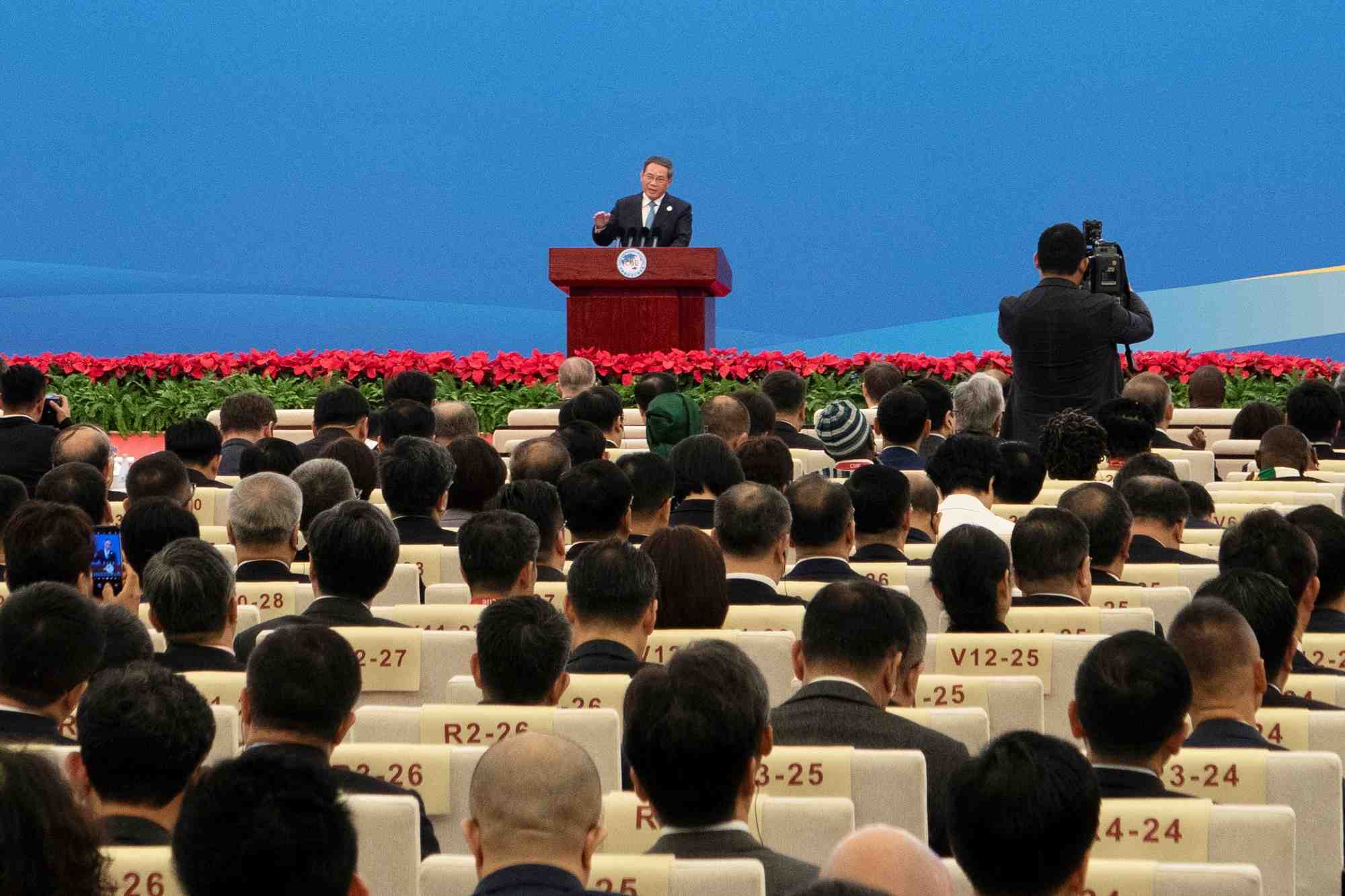 Le premier ministre chinois li qiang s'exprime lors de la ceremonie d'ouverture de l'exposition internationale d'importation de chine (ciie) a shanghai