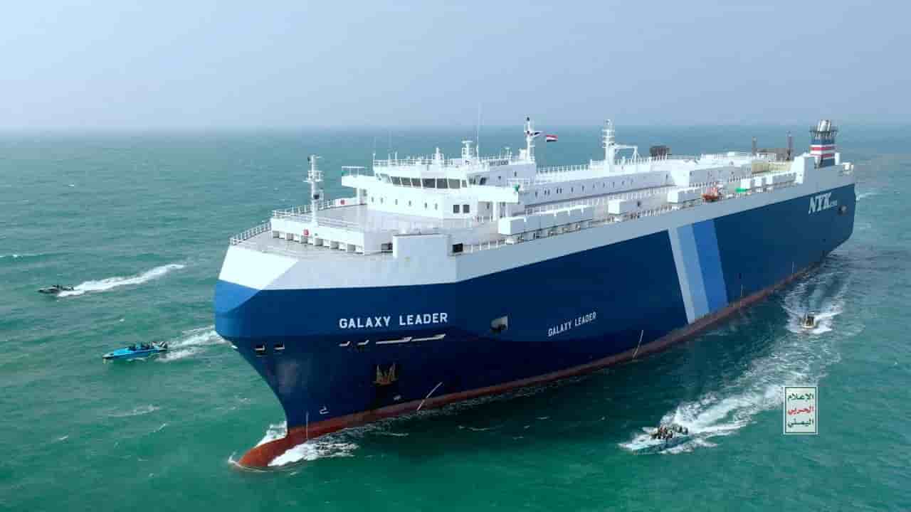 Le cargo galaxy leader est escorte par des bateaux houthis en mer rouge