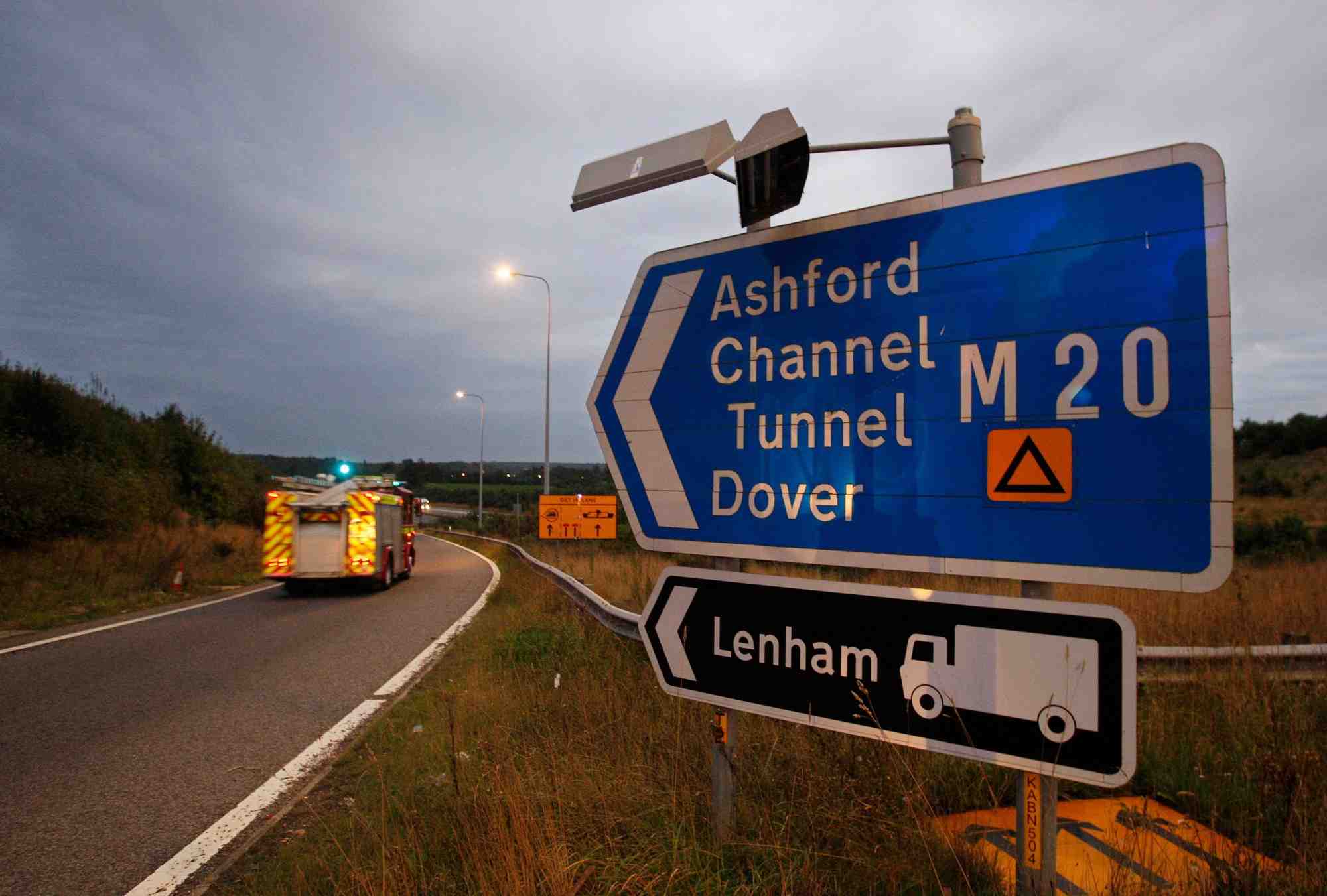 Un panneau indiquant la direction du tunnel sous la manche, dans le sud de l'angleterre