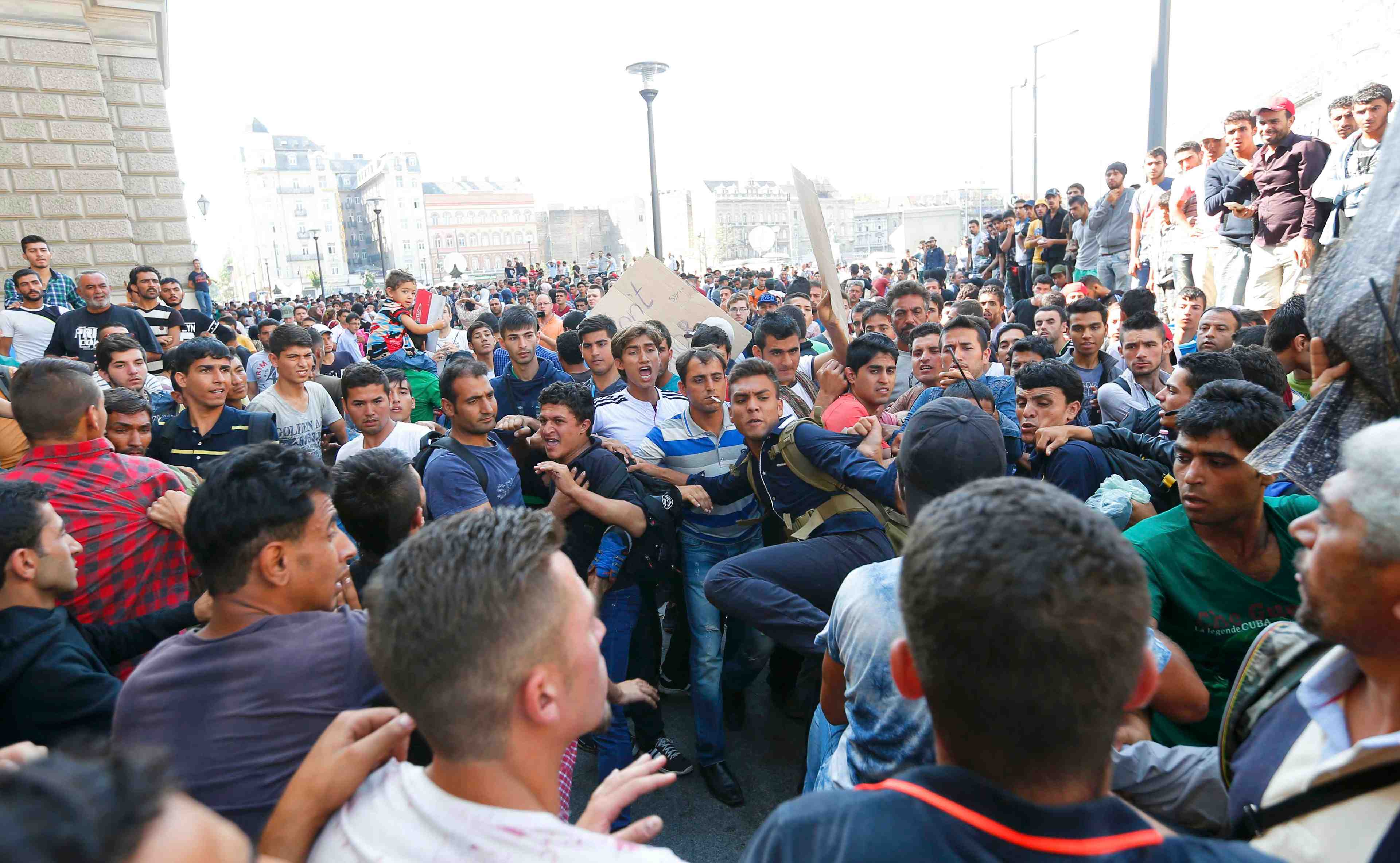 Nouvelle manifestation de migrants devant la gare de budapest