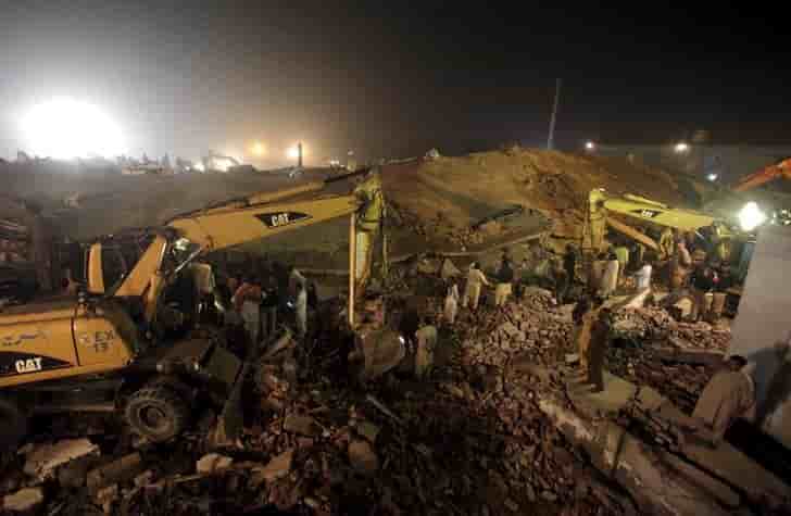 Au moins 21 morts dans l'effondrement de l'usine au pakistan