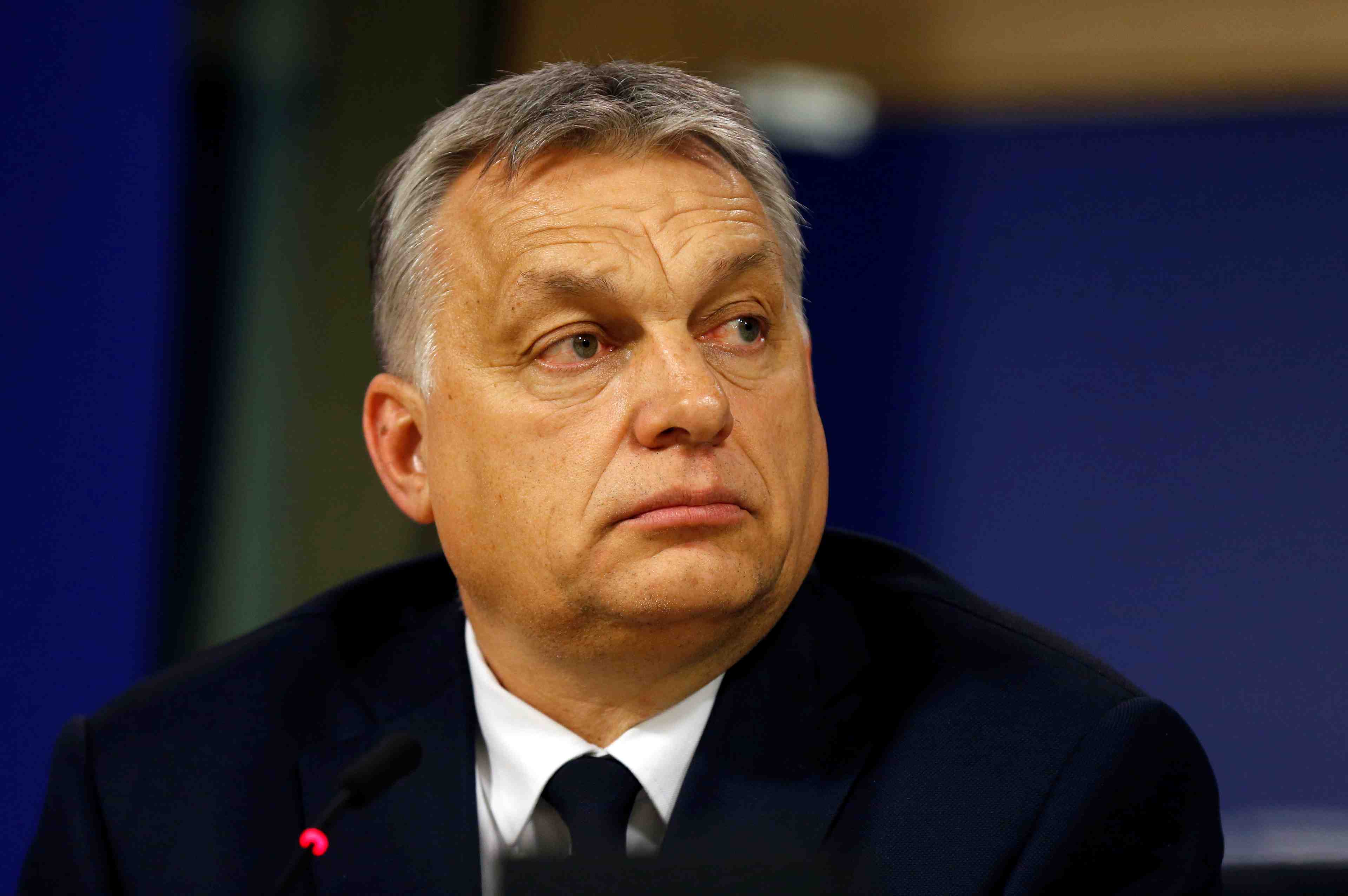 Macron fustige une "logique de clan" apres le choix du ppe sur orban