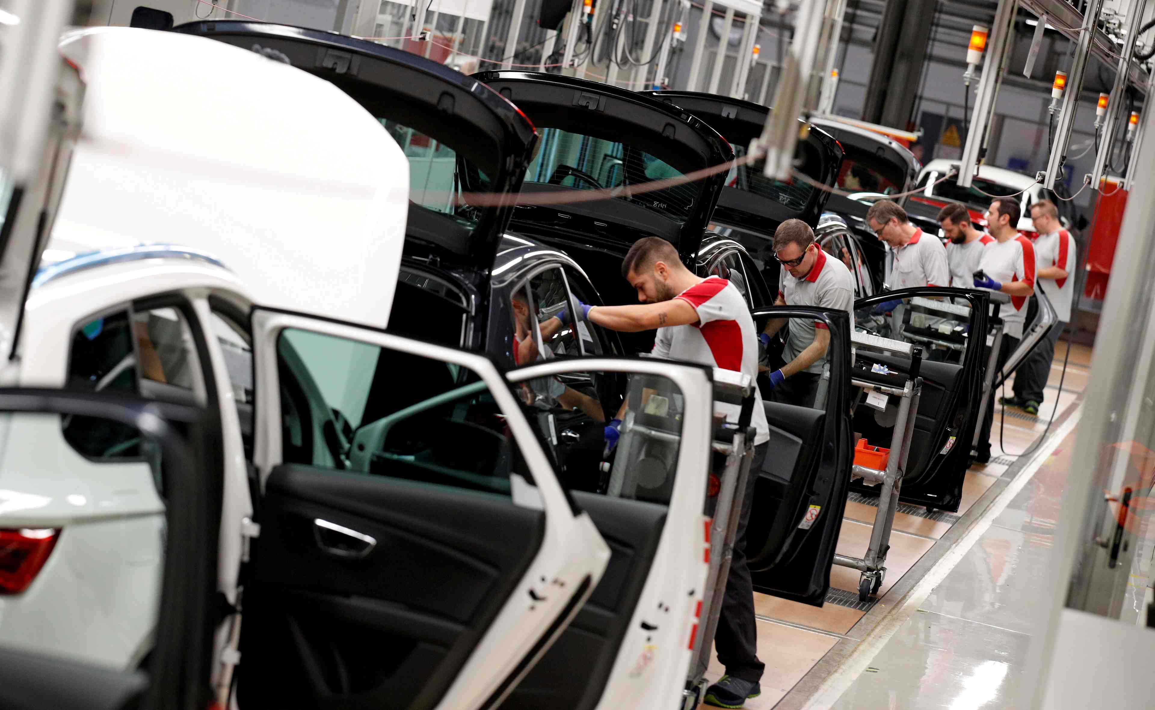 Le marche automobile europeen a continue de baisser en mars, selon l'acea