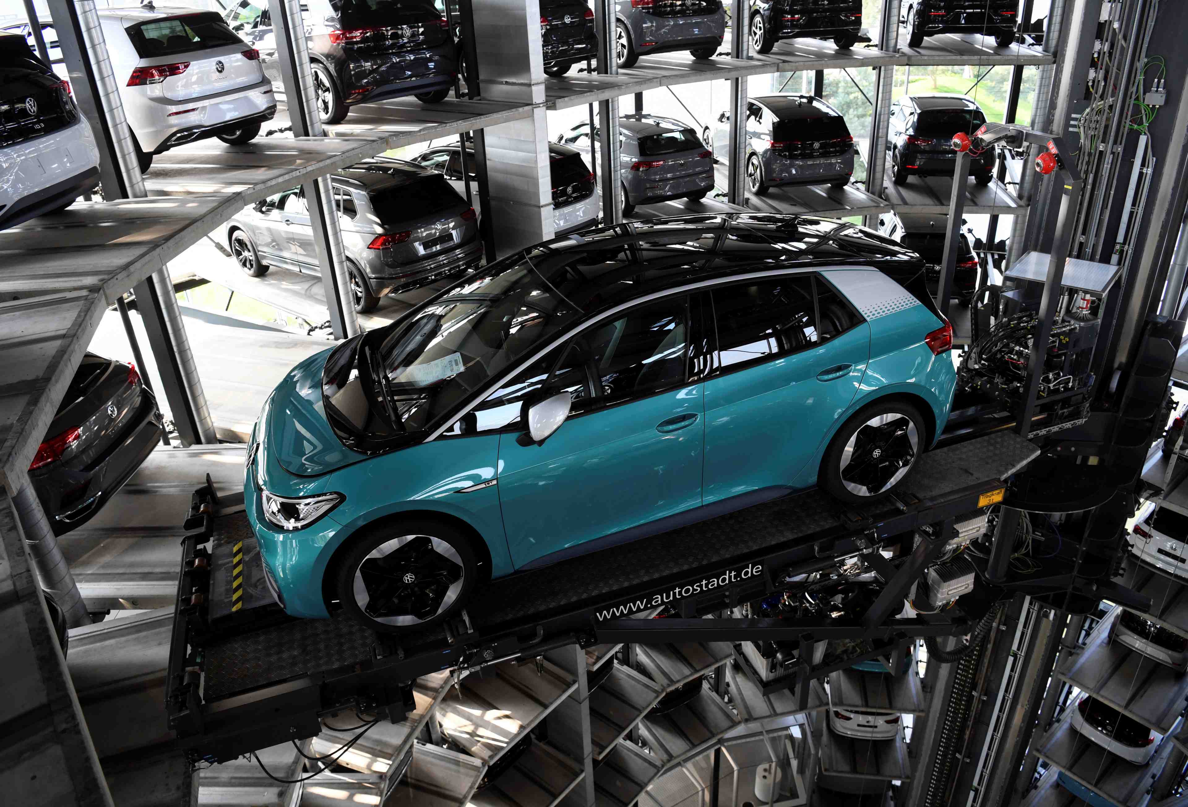 Les voitures electriques stimulent l'innovation dans les batteries, selon un rapport