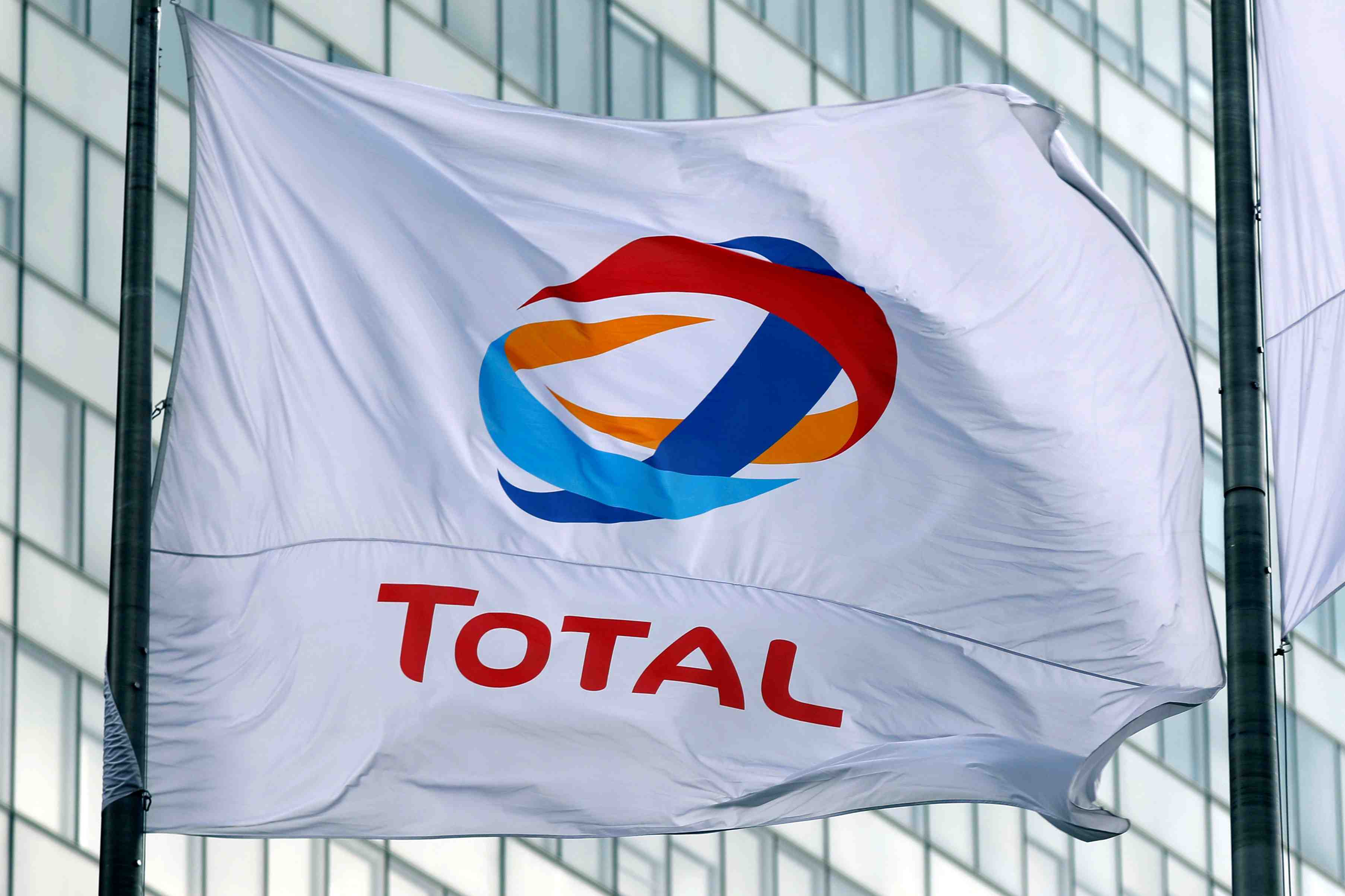 Une greve perturbe l'activite a la raffinerie total de grandpuits