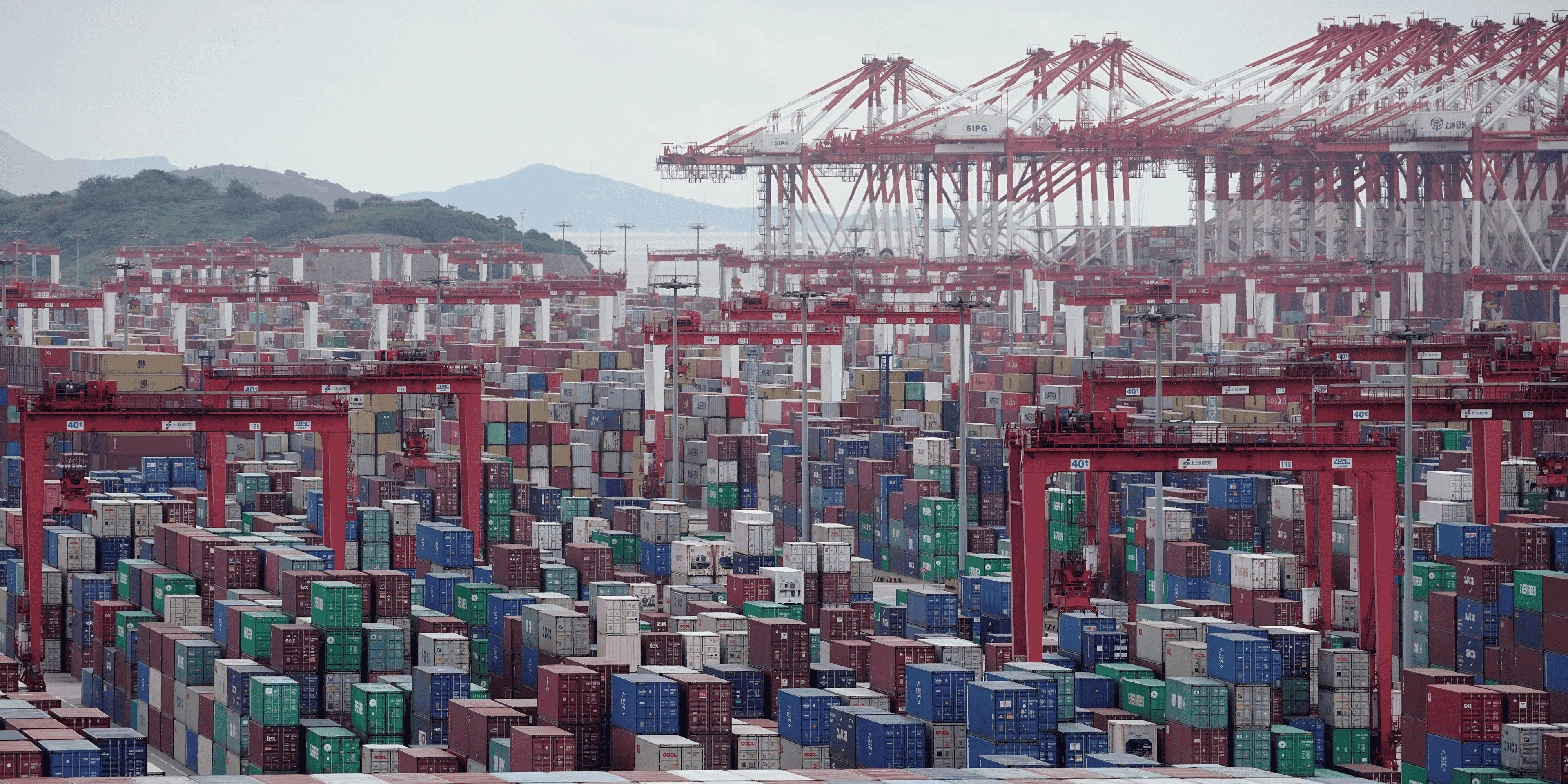 Chine: les exportations depassent les attentes en mai apres l'assouplissement des restrictions