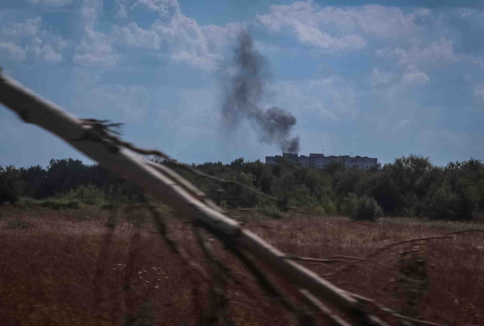 De la fumee s'eleve de batiments residentiels apres des frappes russes en ukraine