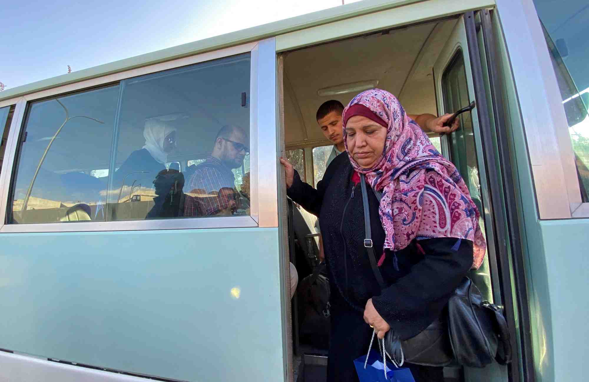 Des jordaniens evacues de gaza vers l'egypte par le poste frontiere de rafah arrivent a l'aeroport militaire de marka a amman