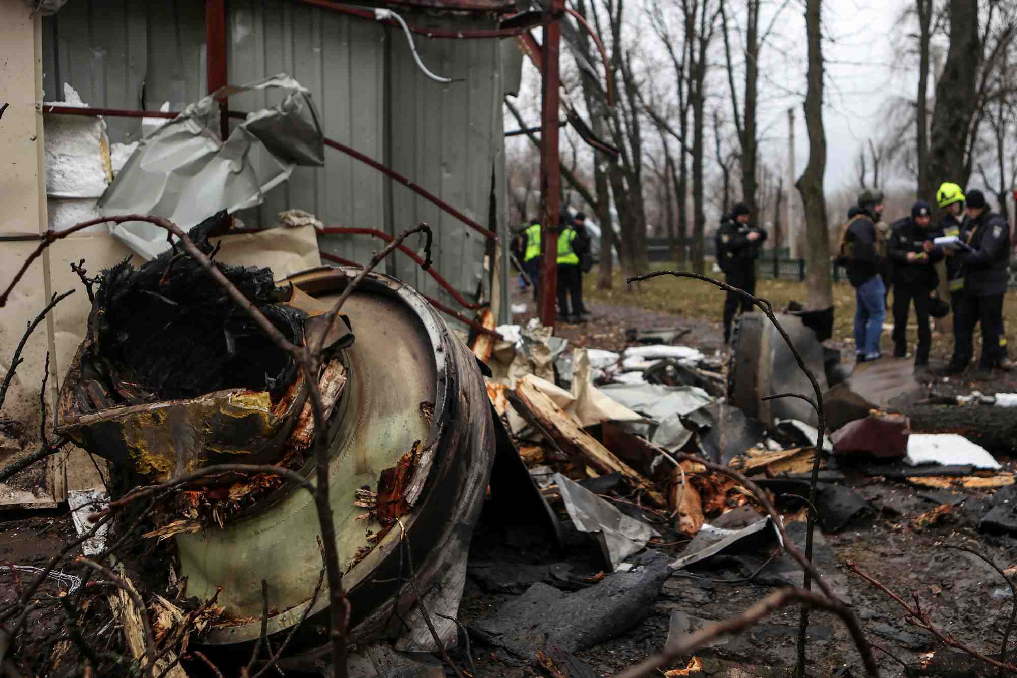 Un pompier eteint les restes d'un missile non identifie, qui, selon les autorites ukrainiennes, aurait ete fabrique en coree du nord