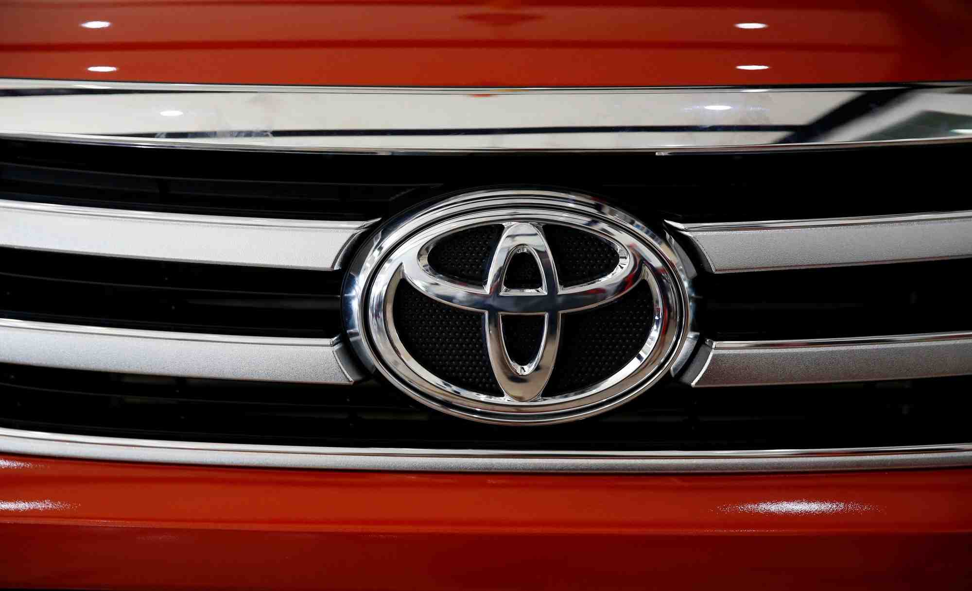 Le logo de la societe toyota motors represente sur un pick-up hilux