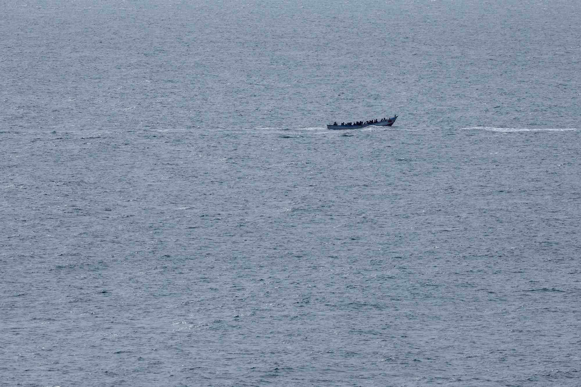 Un bateau de migrants naviguant au sud de l'ile de gran canaria