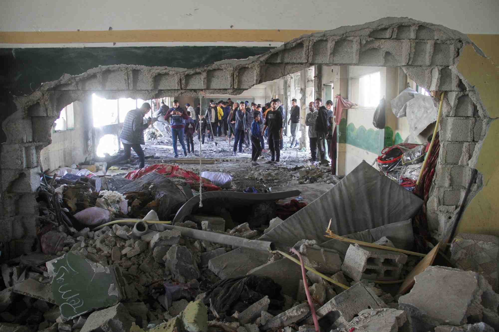 Consequences d'une frappe israelienne sur une ecole abritant des personnes deplacees dans la ville de gaza