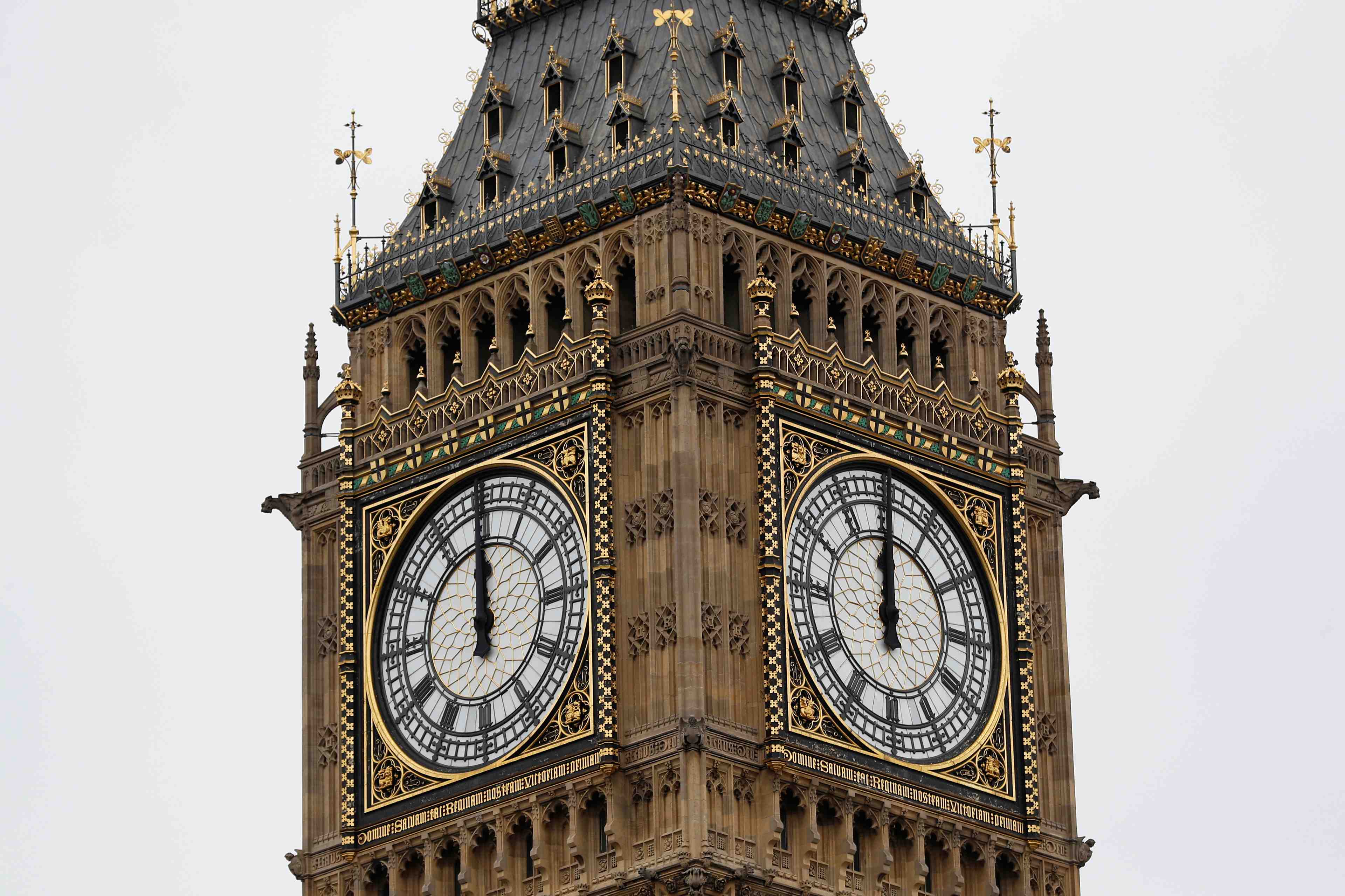 Big ben a sonne une derniere fois avant quatre ans de travaux