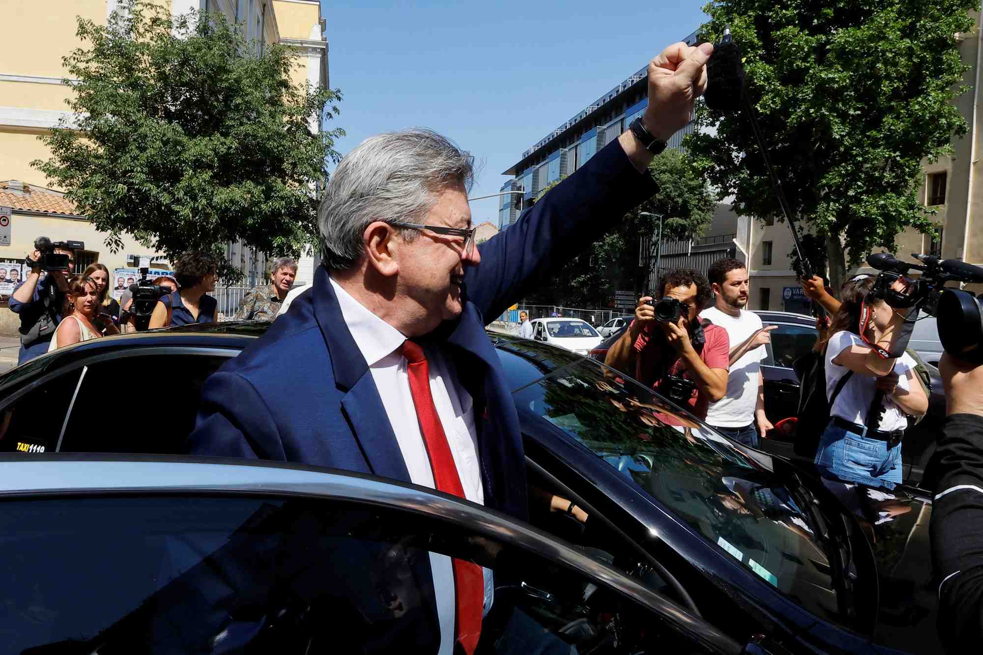 Melenchon se rejouit de "la deroute du parti presidentiel"