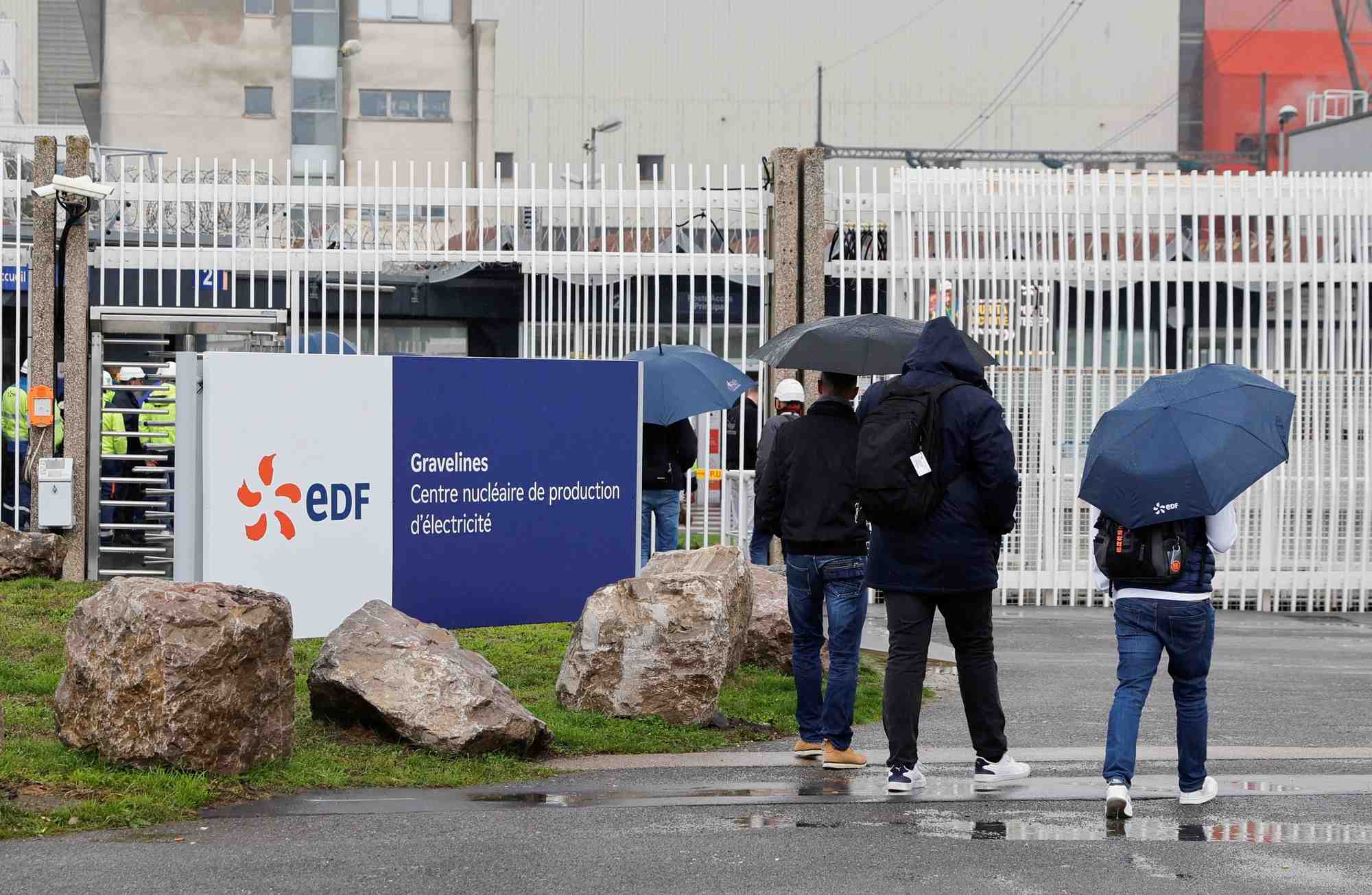 Des employes d'edf arrivent a la centrale nucleaire de gravelines