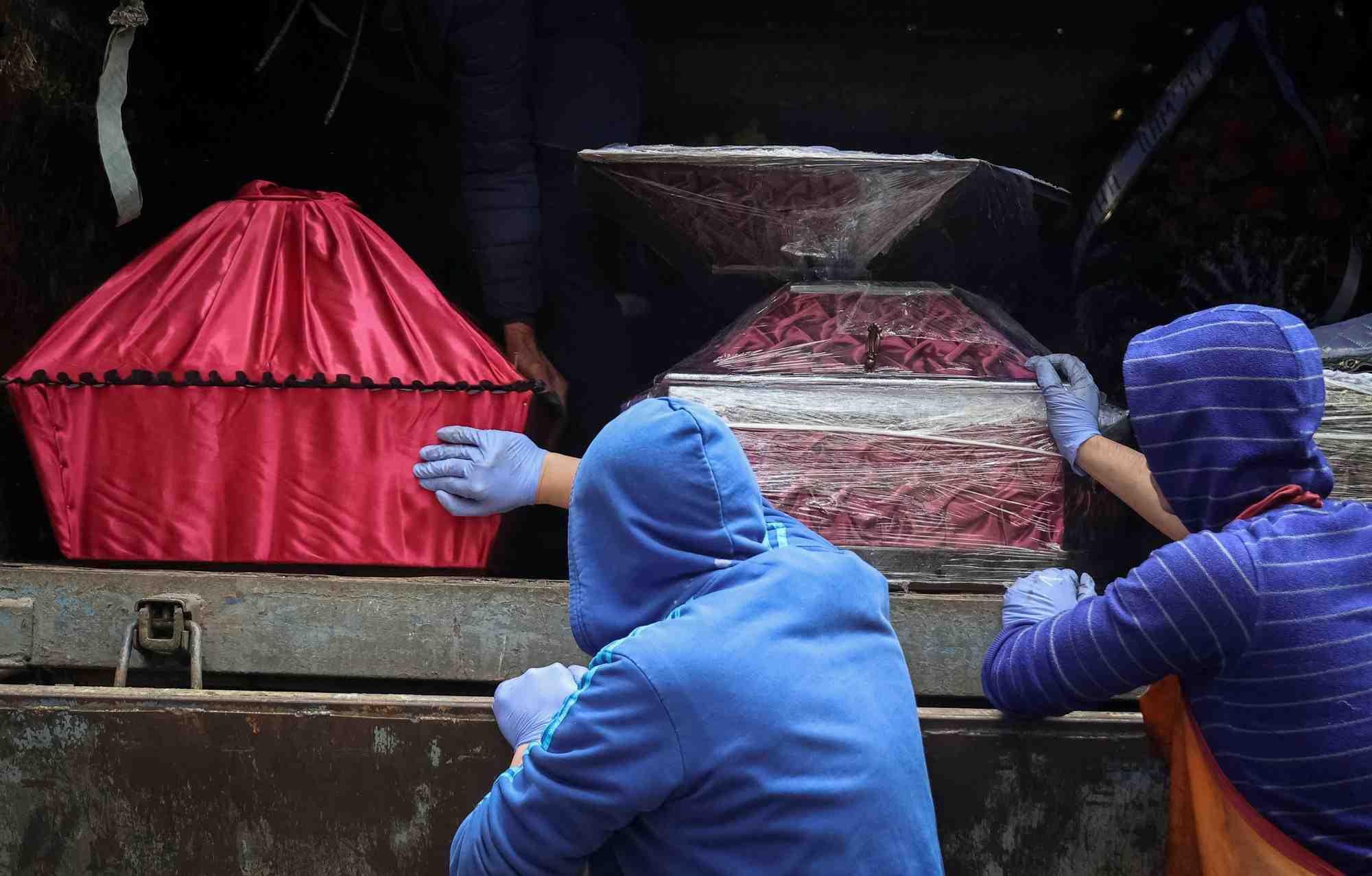 Des cercueils dans une morgue de kharkiv