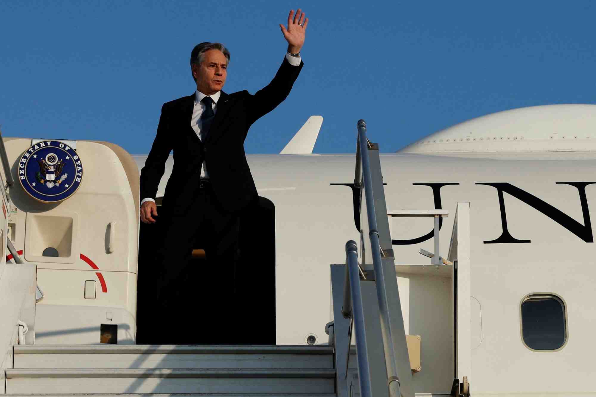 Le secretaire d'etat americain antony blinken salue alors qu'il monte dans son avion a amman, en jordanie
