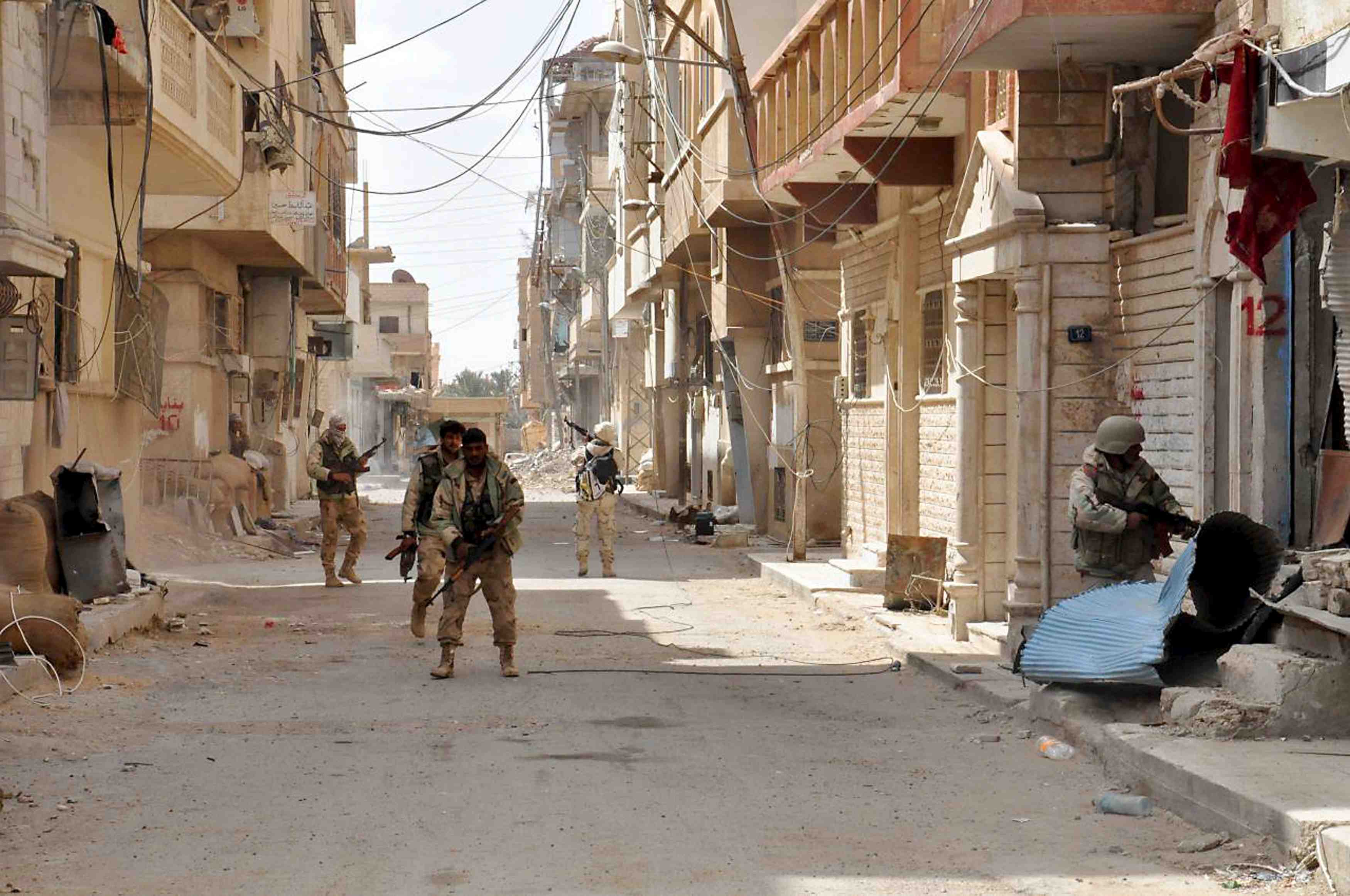 L'armee syrienne tente de renforcer ses positions a palmyre