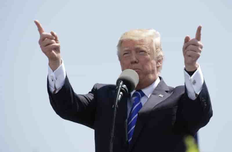 Trump se plaint du "traitement injuste" des medias a son egard