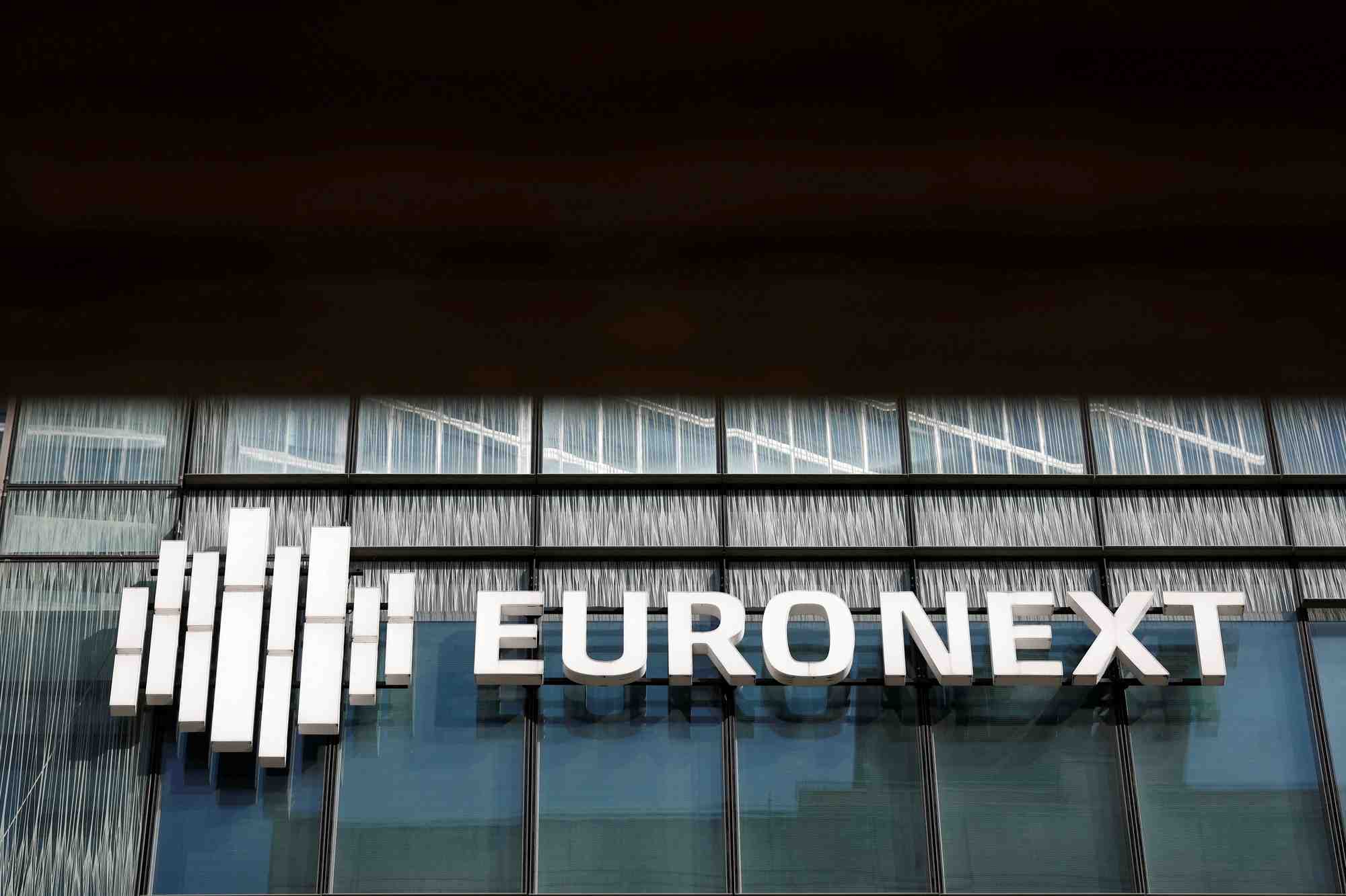 La bourse euronext dans le quartier d'affaires de la defense a paris, en france.