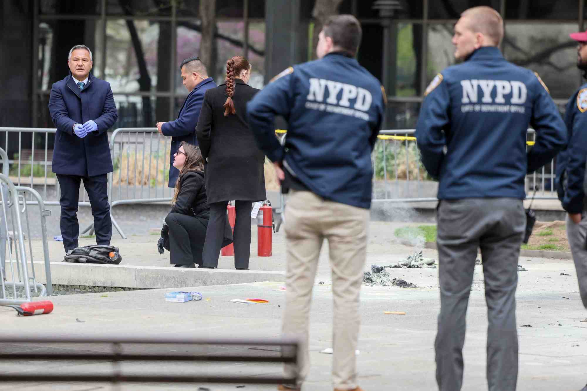 Devant le tribunal de new york ou une personne s'est immolee par le feu