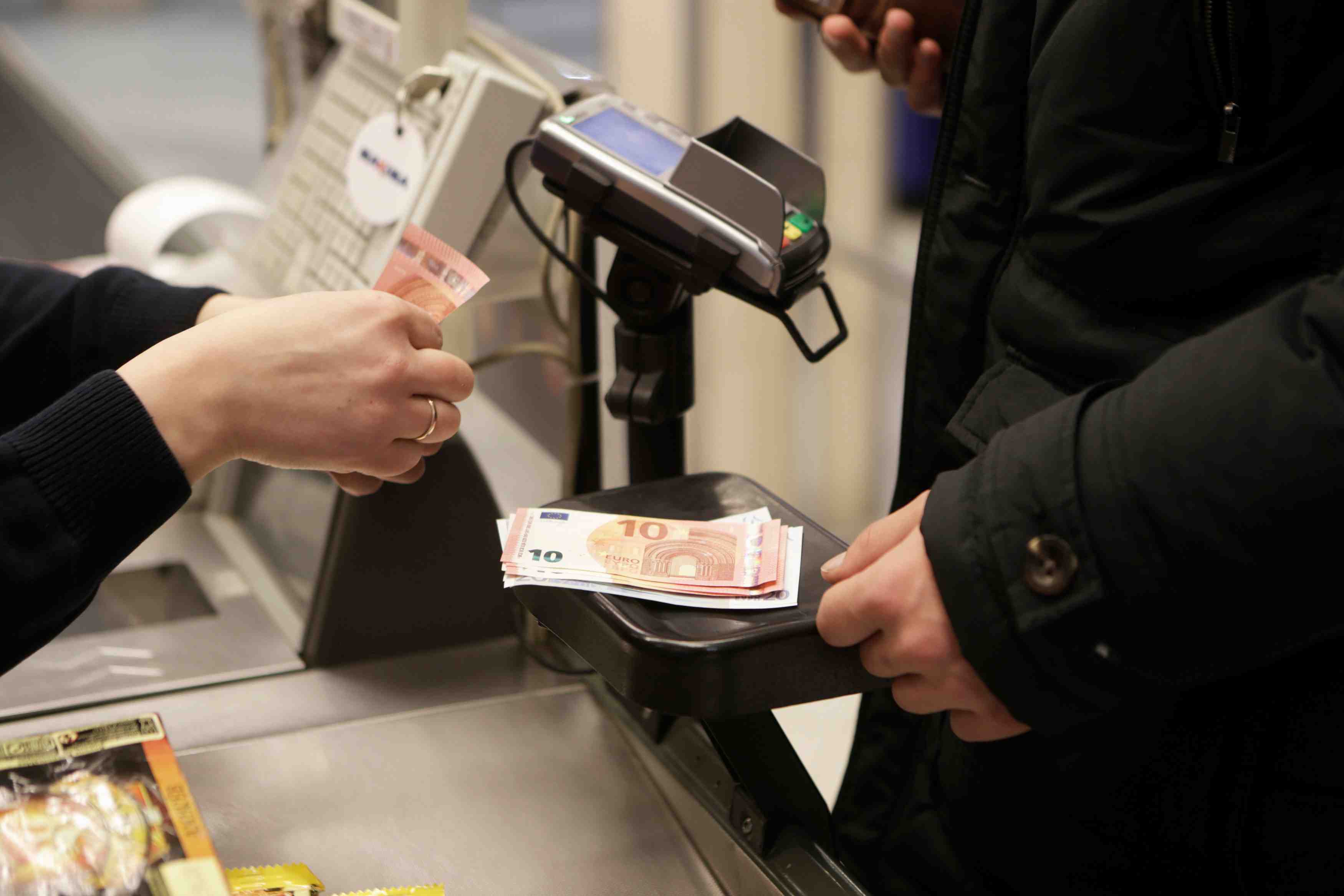 Zone euro: l'inflation annuelle ralentit a 1,2% en mai