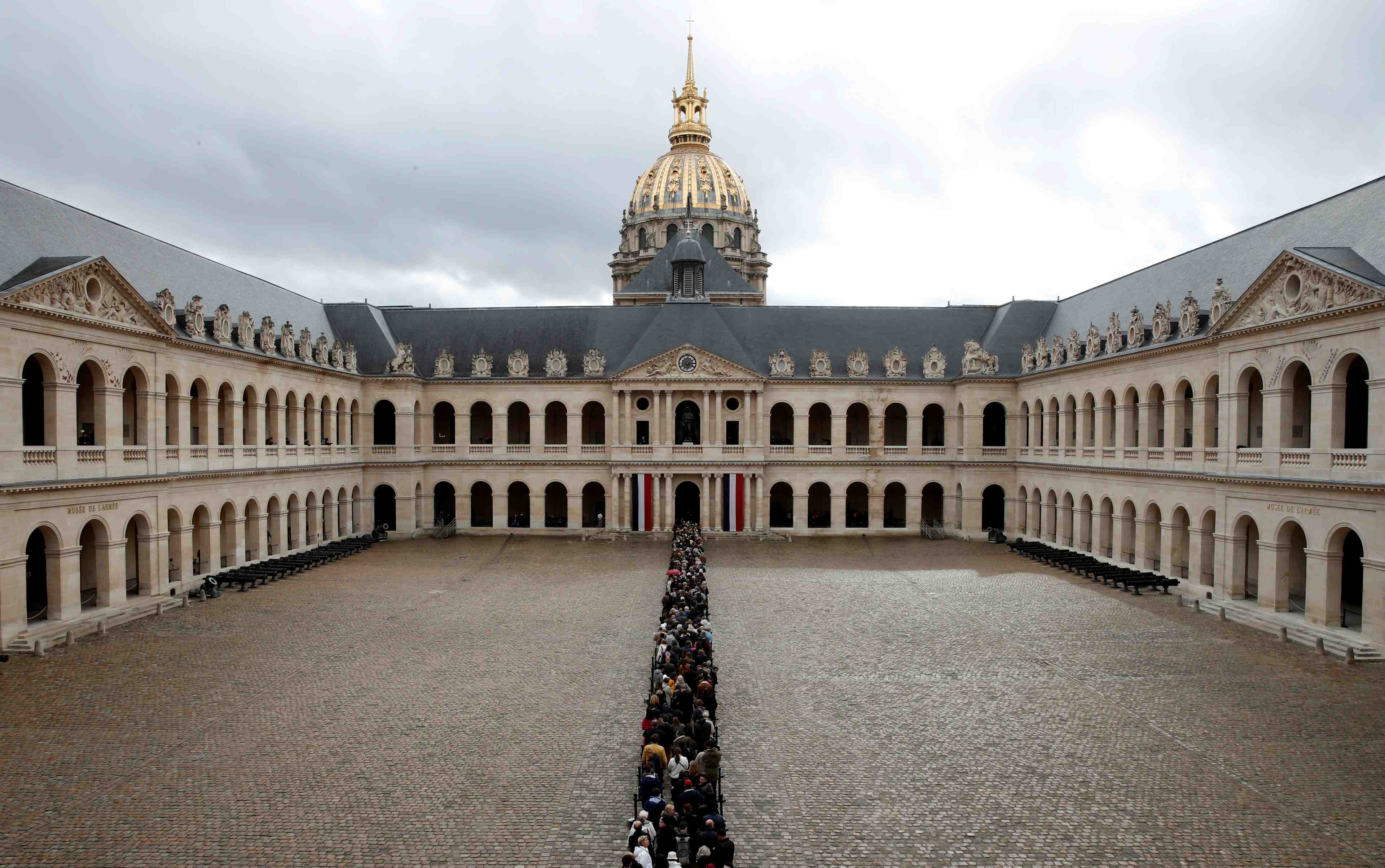 Des milliers de francais rendent un dernier hommage a jacques chirac