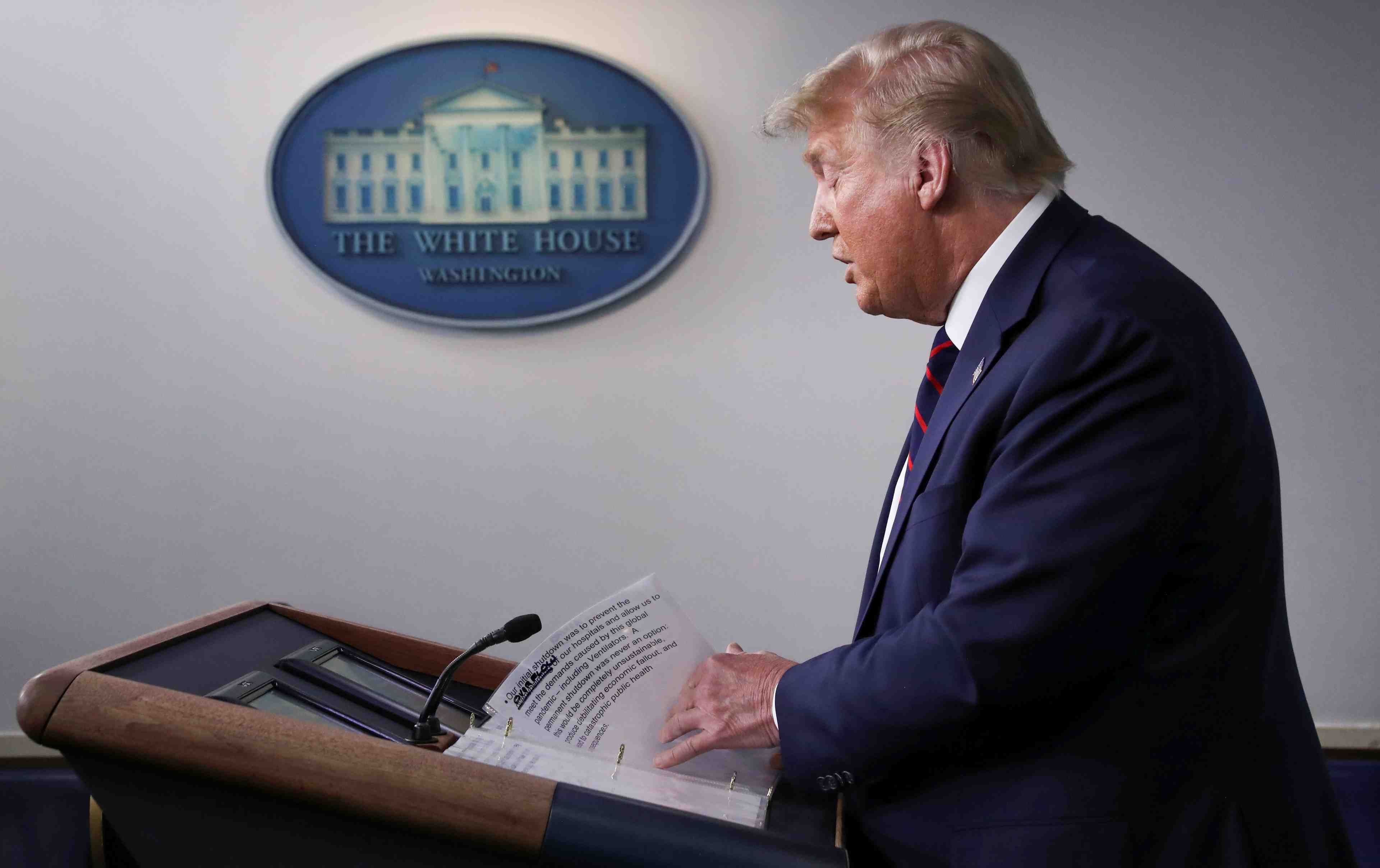 Coronavirus: trump appelle les americains a porter un masque