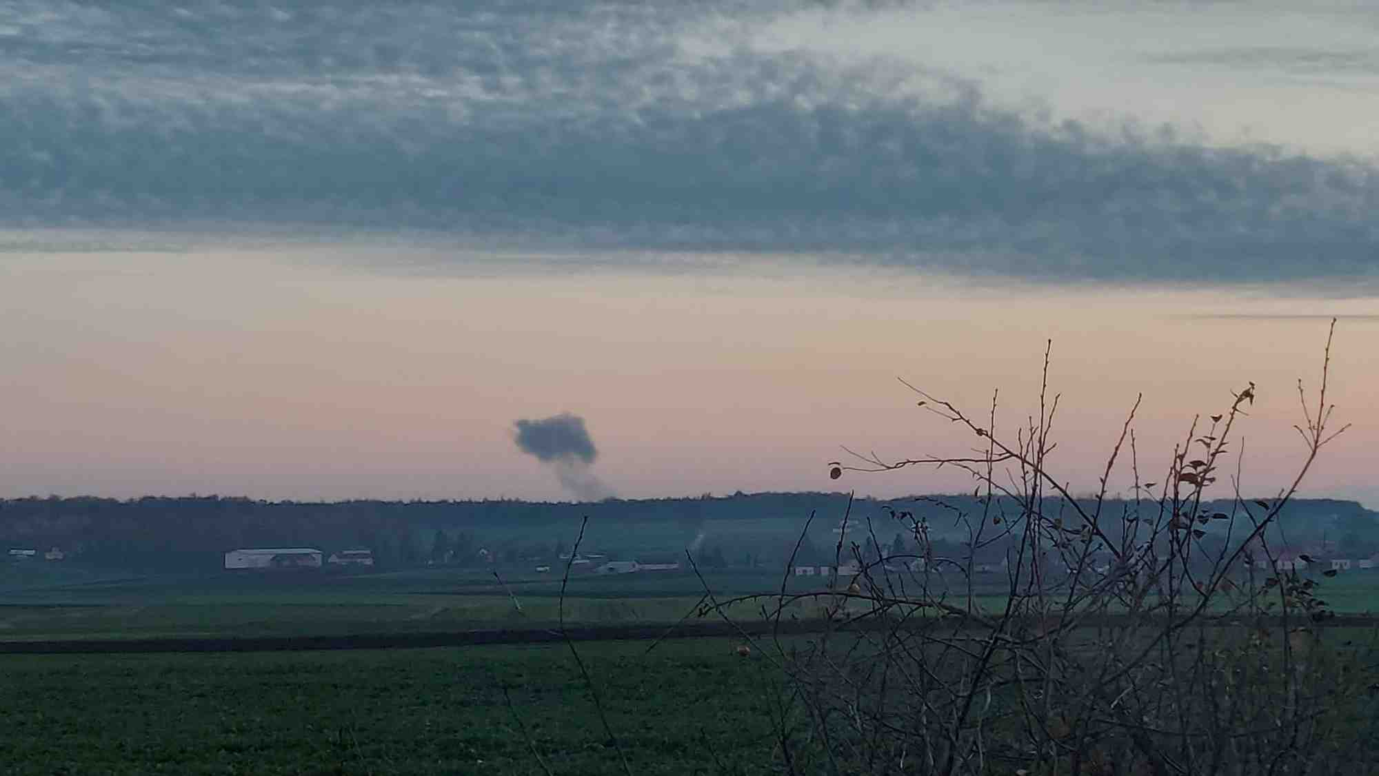 Photo de la fumee qui monte au loin, au milieu de rapports faisant etat de deux explosions en pologne, pres de la frontiere avec l'ukraine