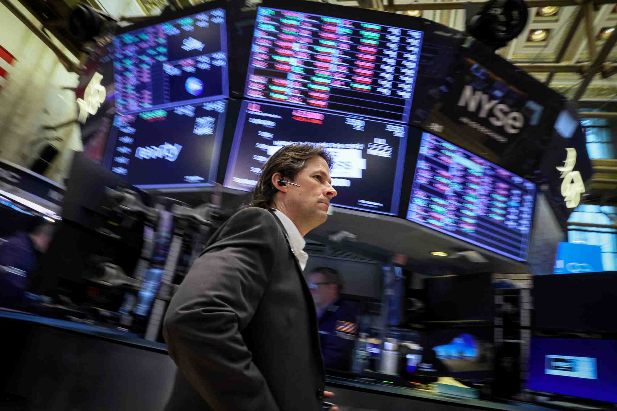 Photo des traders qui travaillent sur le parquet de la bourse de new york