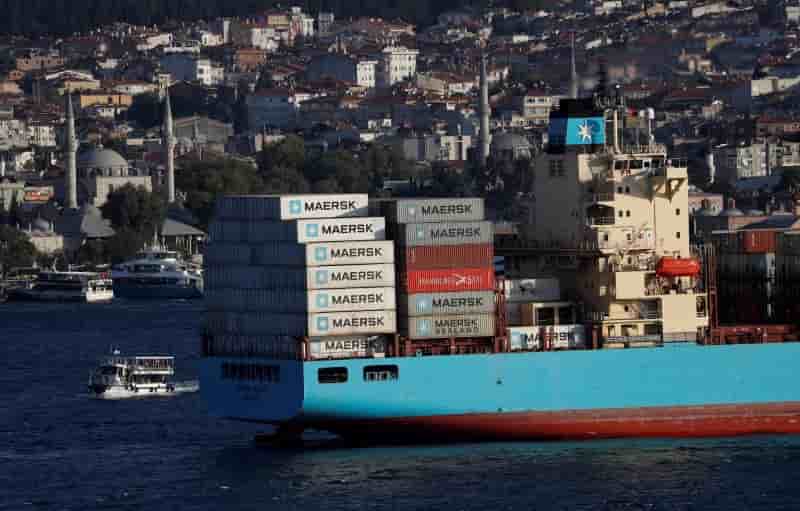 Le porte-conteneurs maersk batam navigue dans le bosphore, en route vers la mer mediterranee