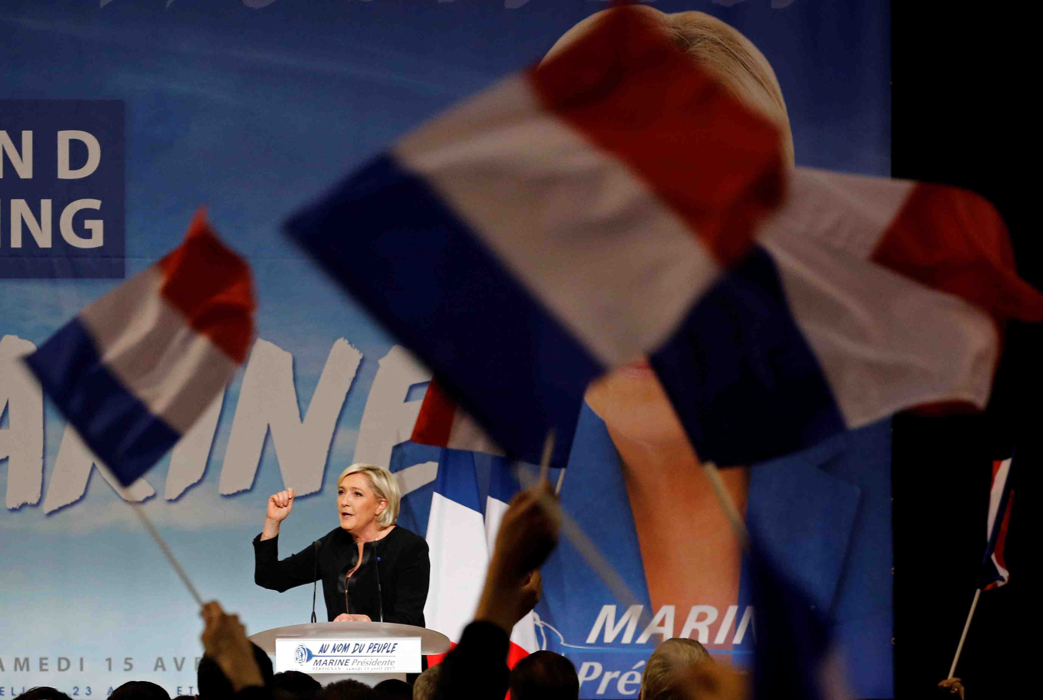 Marine le pen accentue ses attaques contre emmanuel macron