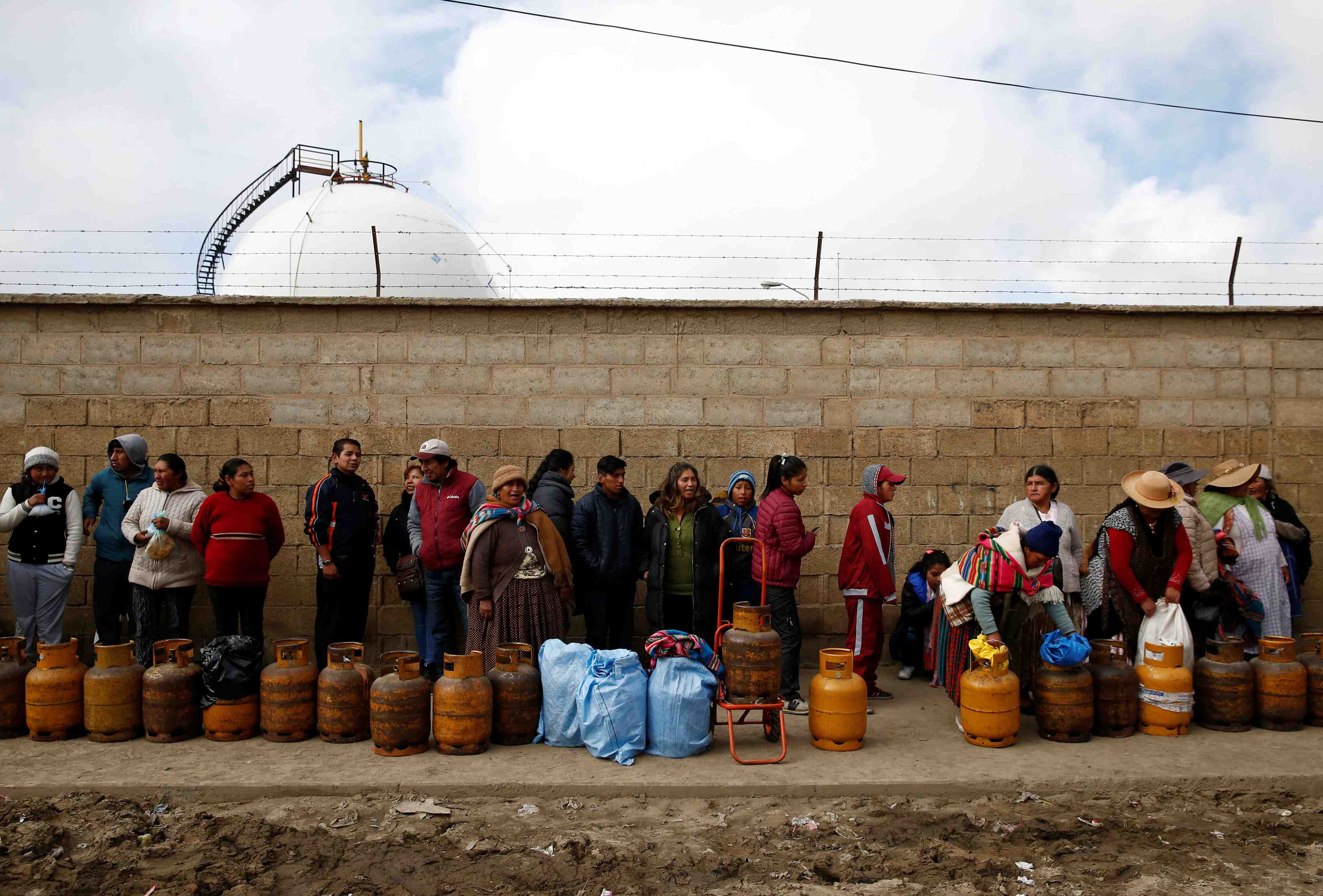 Bolivie: des vehicules blindes deployes face au blocage d'une raffinerie